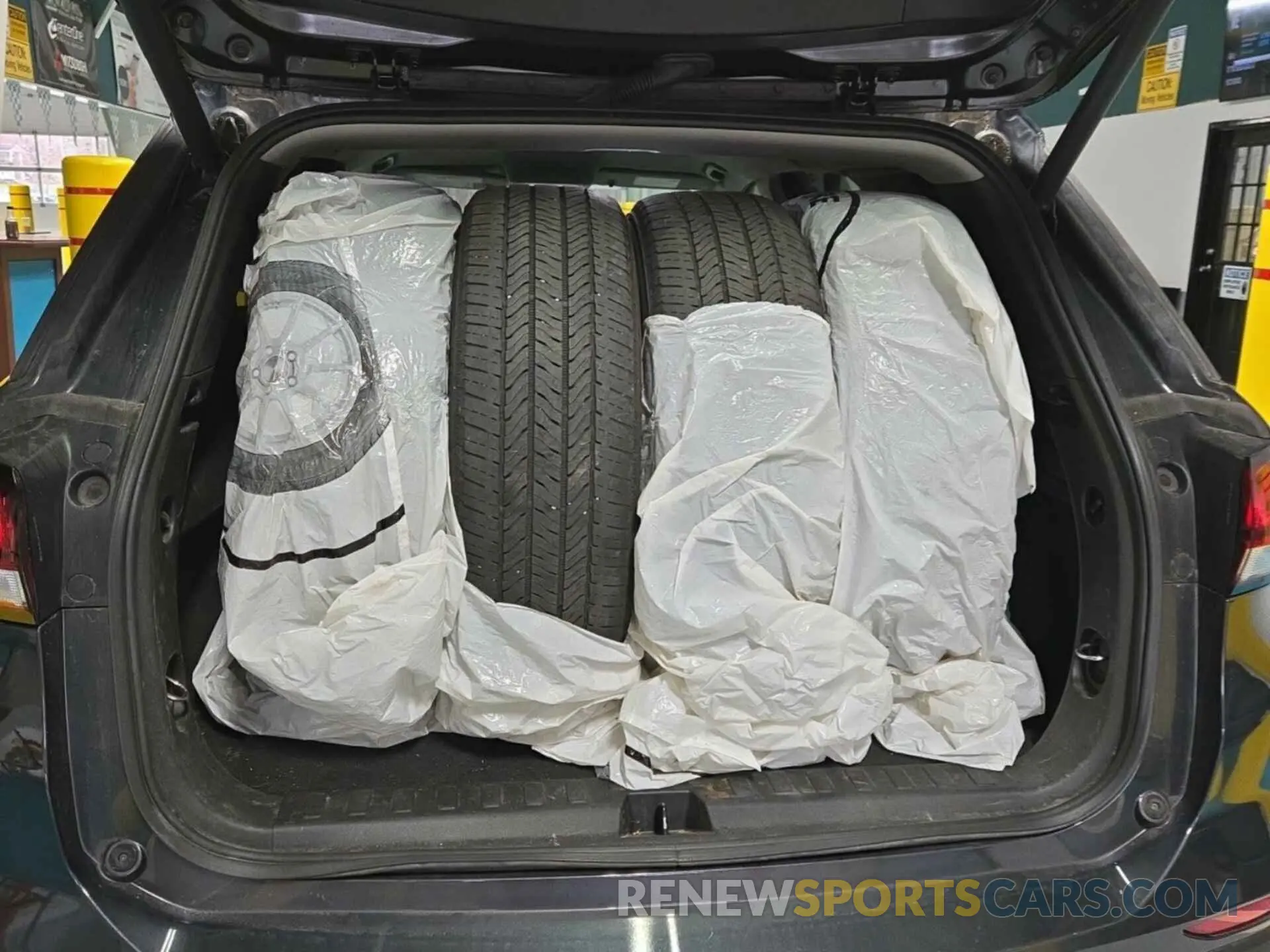 11 Photograph of a damaged car 2GNAXTEV0N6143929 CHEVROLET EQUINOX 2022