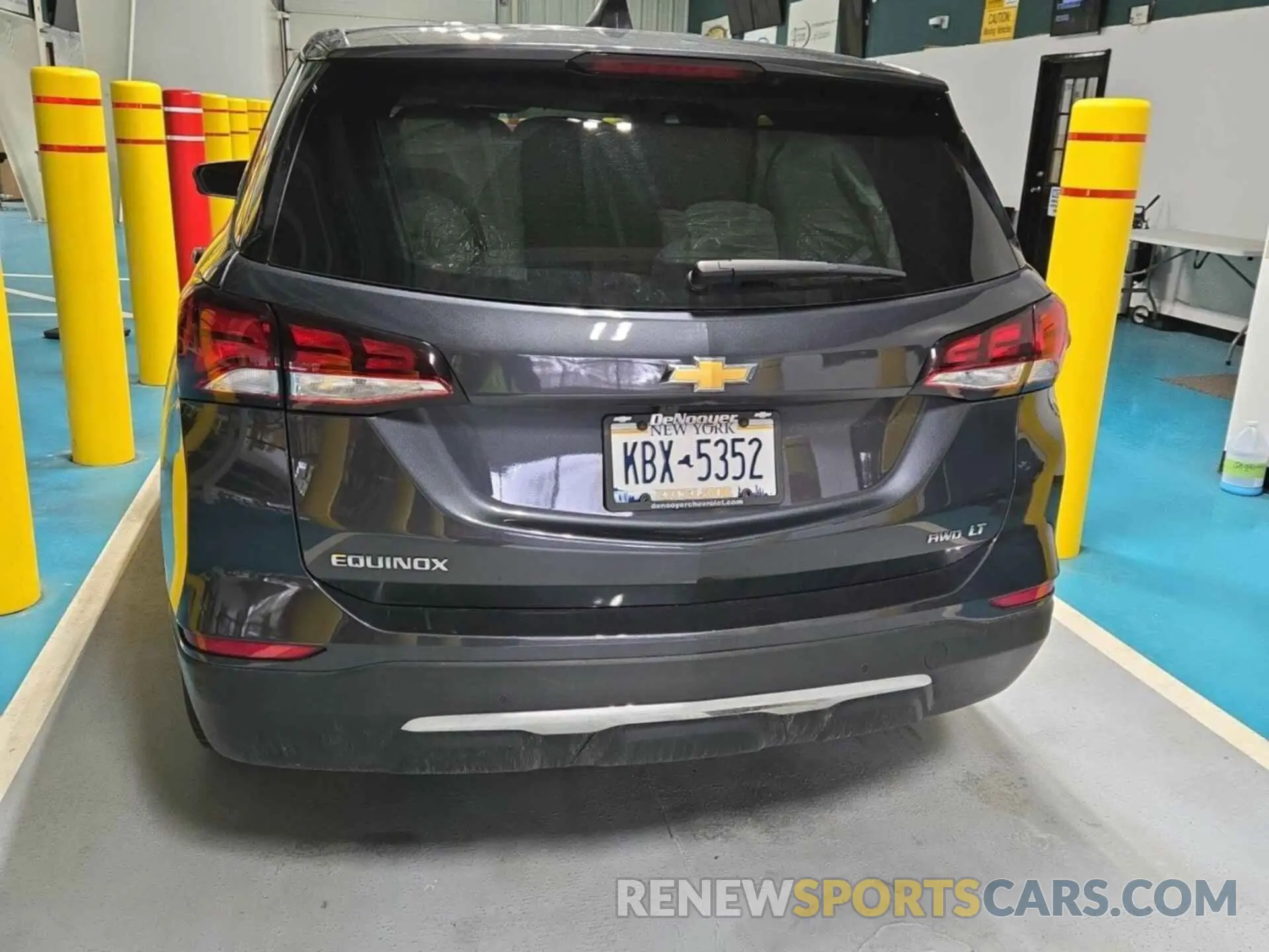 8 Photograph of a damaged car 2GNAXTEV0N6143929 CHEVROLET EQUINOX 2022