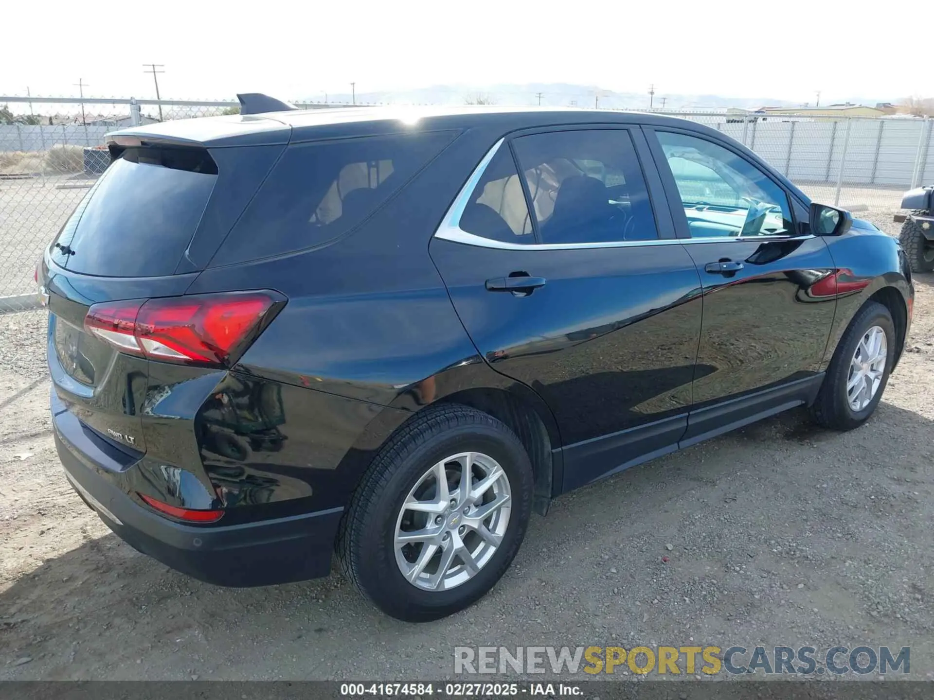 4 Photograph of a damaged car 2GNAXTEV2N6120135 CHEVROLET EQUINOX 2022