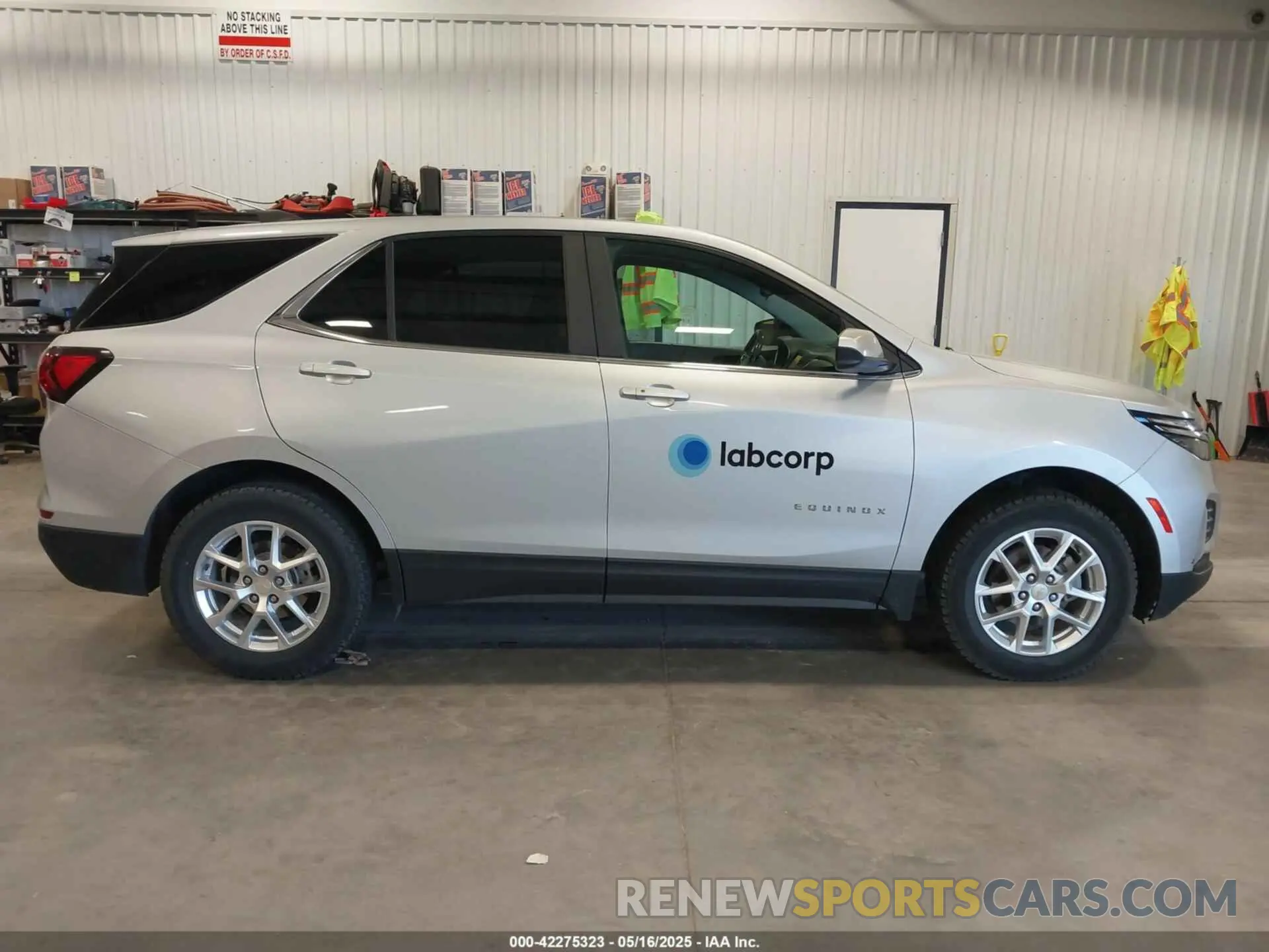 13 Photograph of a damaged car 2GNAXTEV2N6138764 CHEVROLET EQUINOX 2022