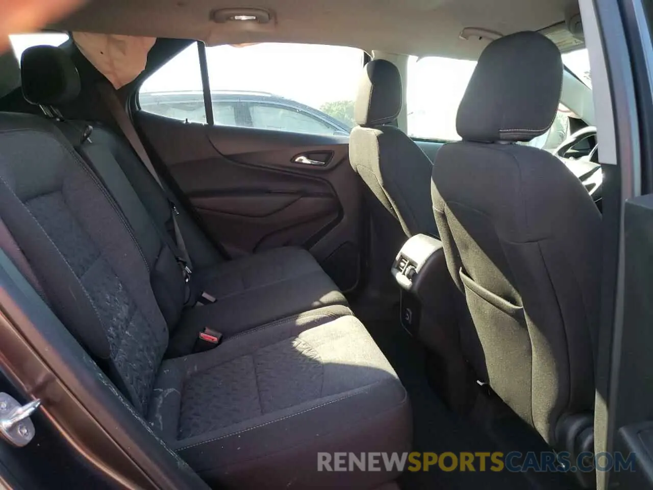 10 Photograph of a damaged car 2GNAXTEV5N6133607 CHEVROLET EQUINOX 2022
