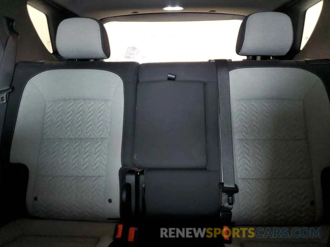 10 Photograph of a damaged car 2GNAXTEV6N6116136 CHEVROLET EQUINOX 2022