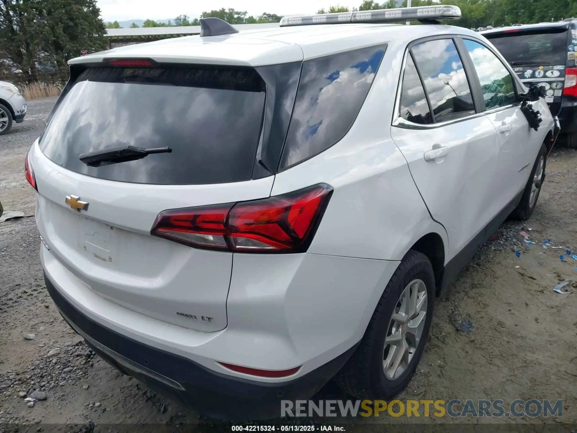 4 Photograph of a damaged car 2GNAXTEV7N6141417 CHEVROLET EQUINOX 2022