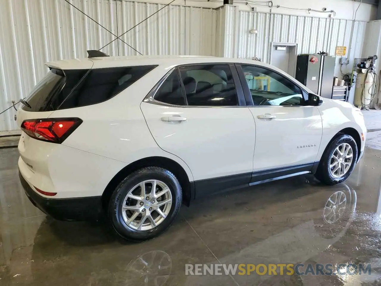 3 Photograph of a damaged car 2GNAXTEV8N6133486 CHEVROLET EQUINOX 2022
