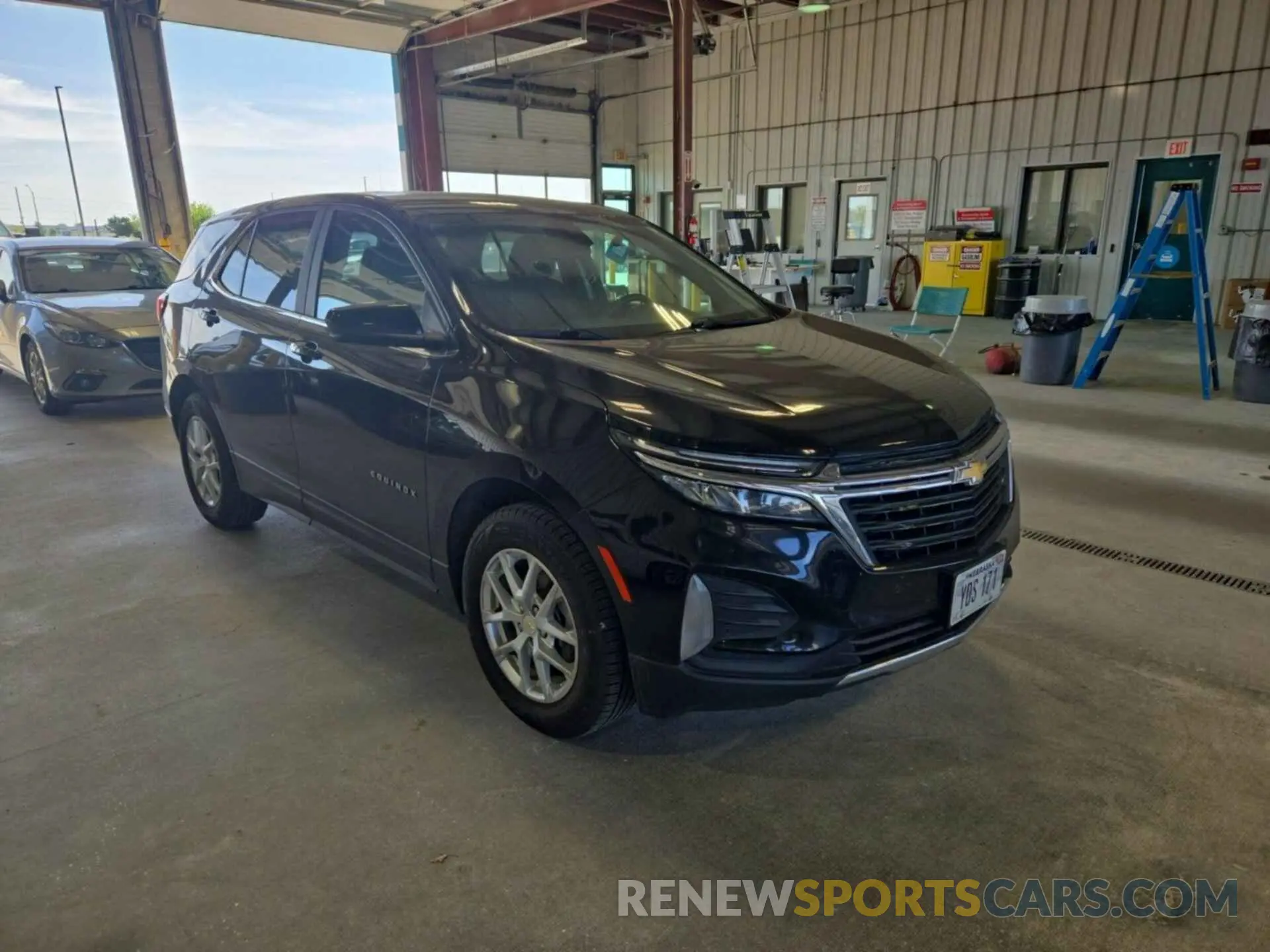17 Photograph of a damaged car 2GNAXTEV9N6108404 CHEVROLET EQUINOX 2022