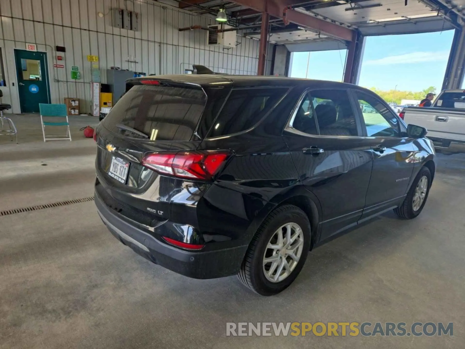 18 Photograph of a damaged car 2GNAXTEV9N6108404 CHEVROLET EQUINOX 2022