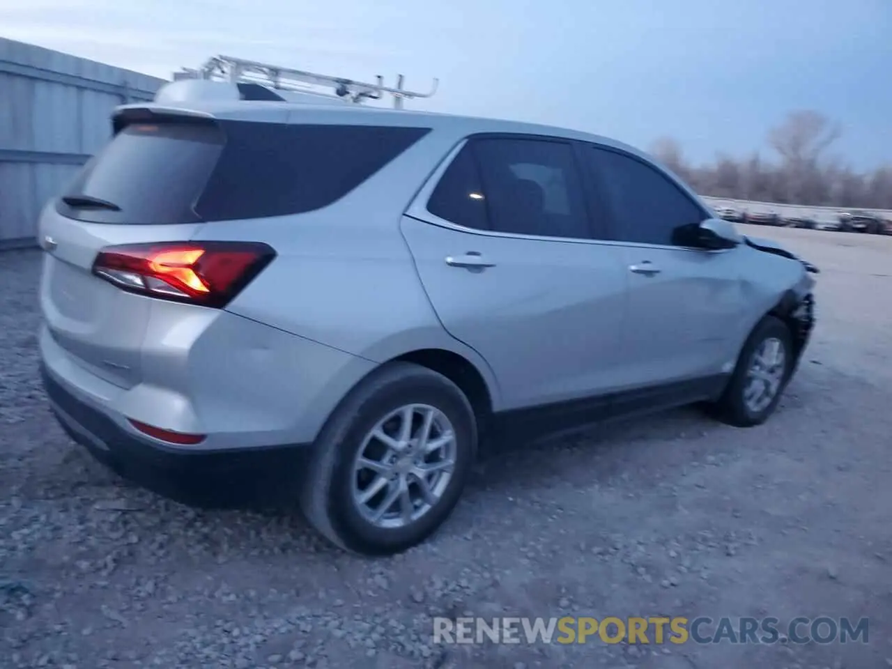 3 Photograph of a damaged car 2GNAXUEV1N6133853 CHEVROLET EQUINOX 2022