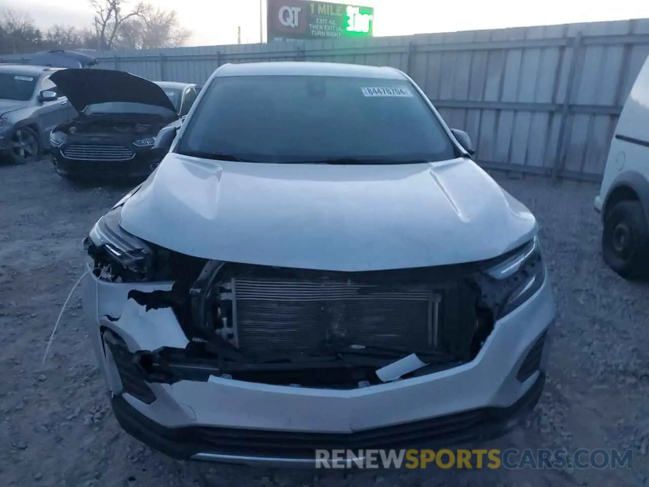 5 Photograph of a damaged car 2GNAXUEV1N6133853 CHEVROLET EQUINOX 2022