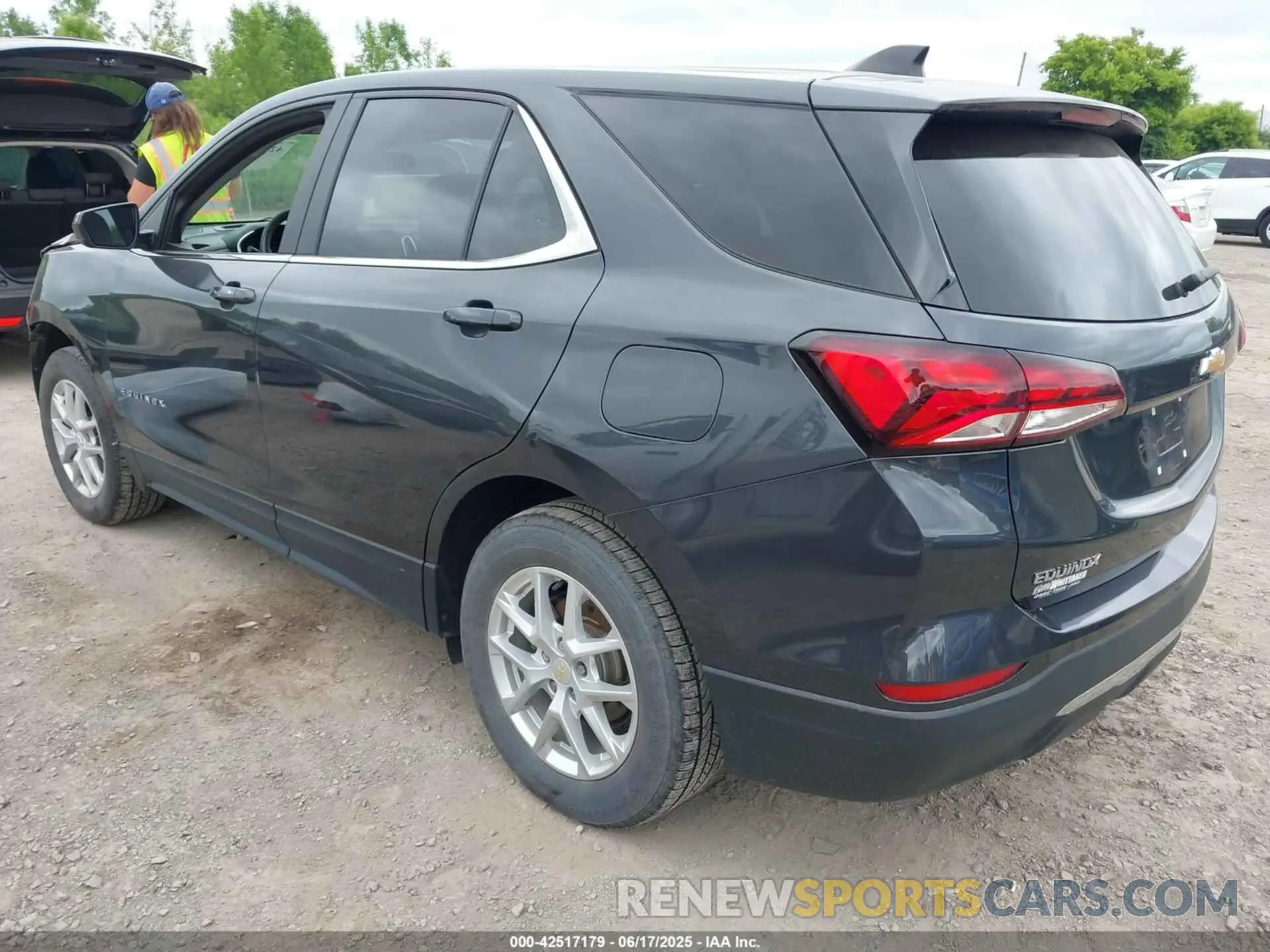 3 Photograph of a damaged car 2GNAXUEV1N6139930 CHEVROLET EQUINOX 2022