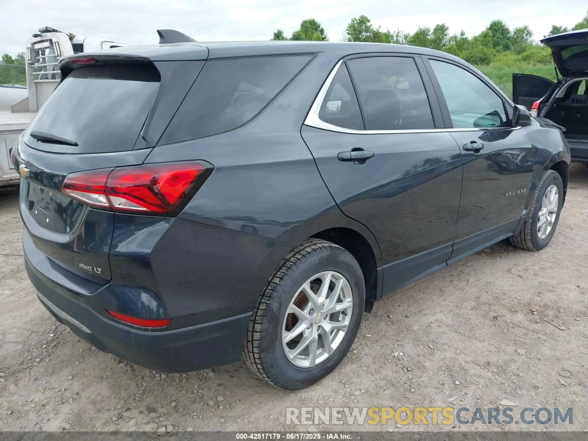 4 Photograph of a damaged car 2GNAXUEV1N6139930 CHEVROLET EQUINOX 2022