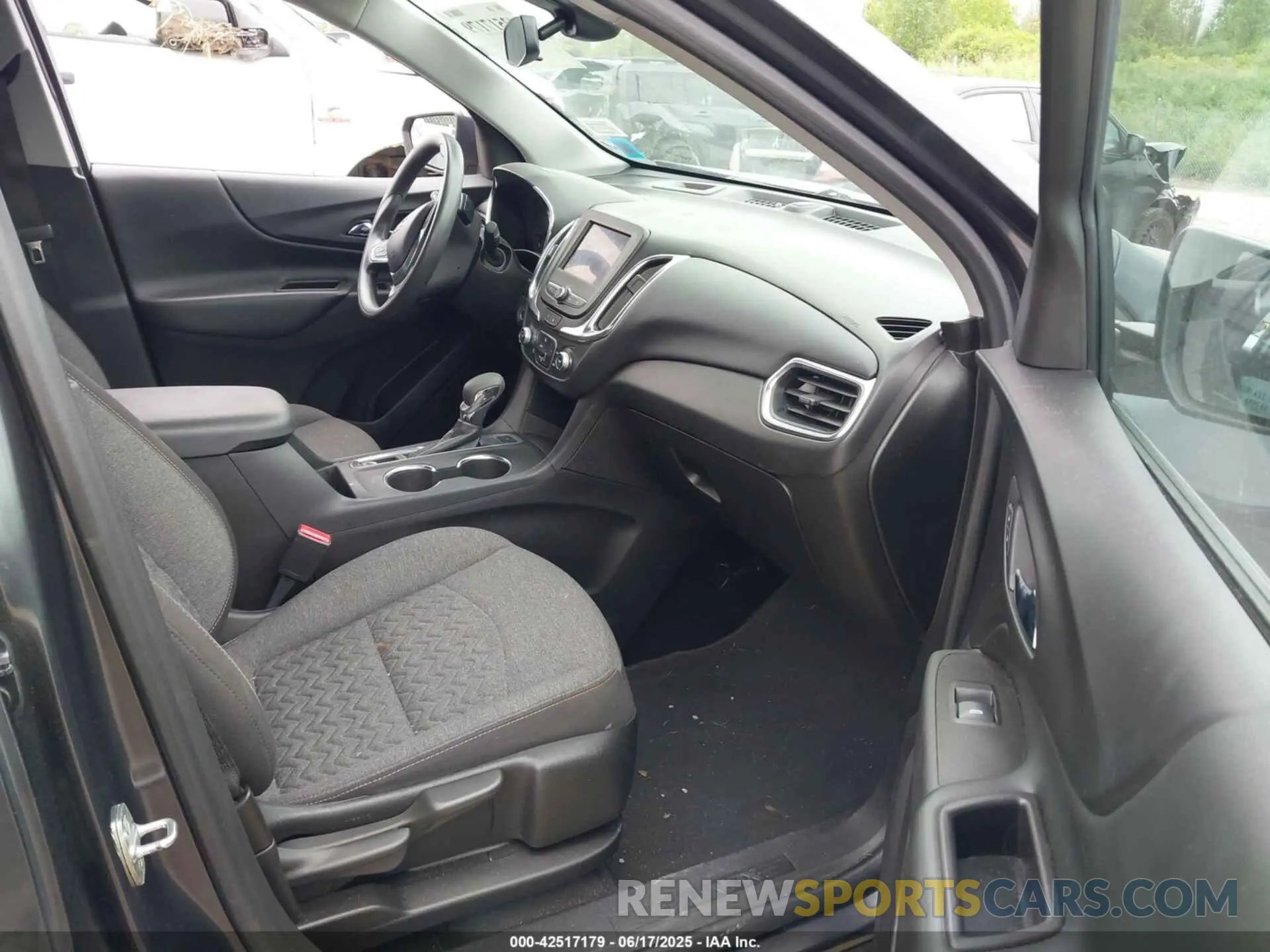 5 Photograph of a damaged car 2GNAXUEV1N6139930 CHEVROLET EQUINOX 2022