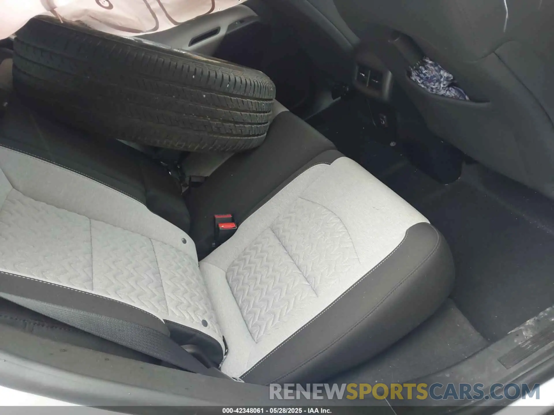 8 Photograph of a damaged car 2GNAXUEV2N6124451 CHEVROLET EQUINOX 2022