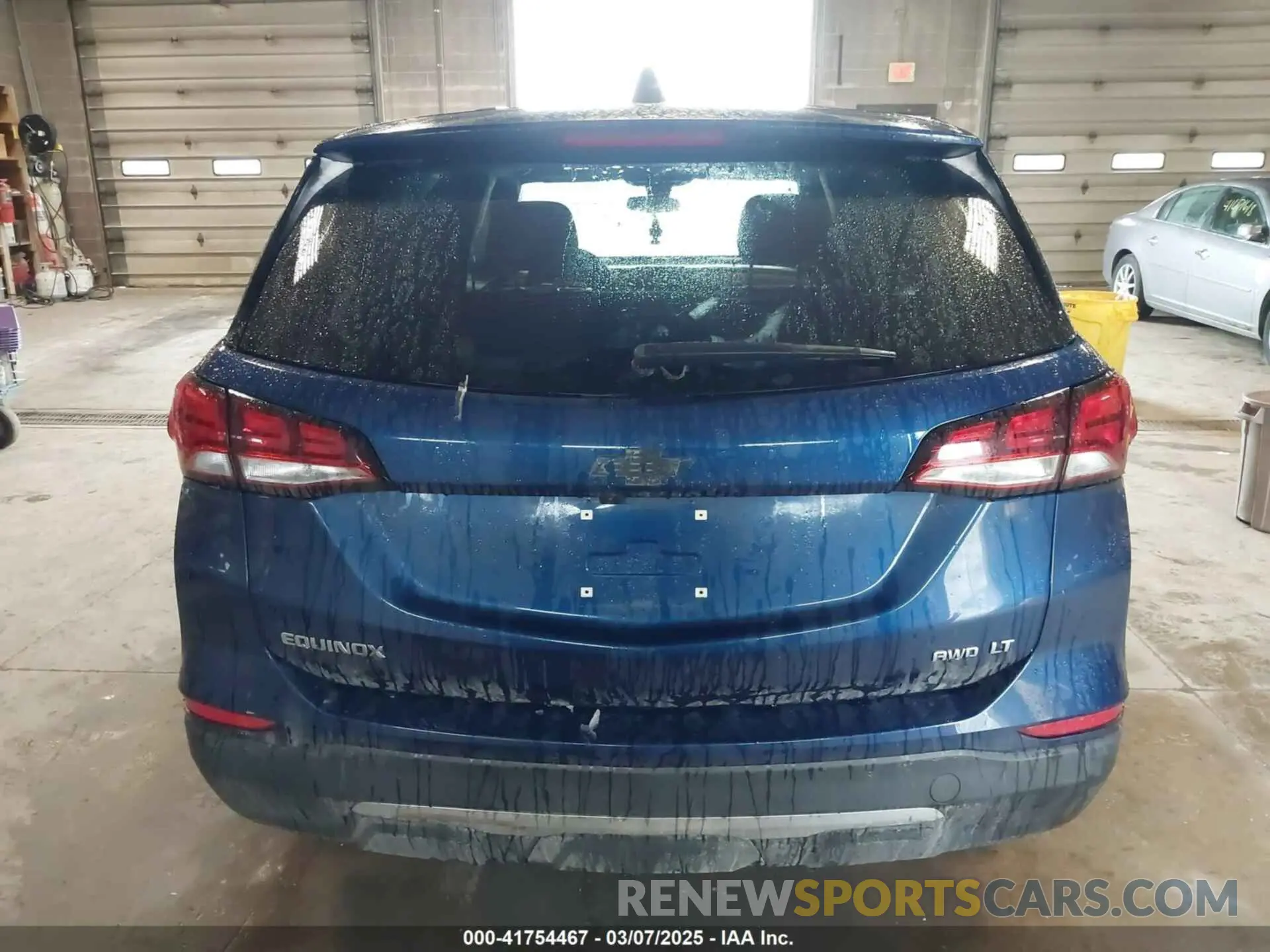 17 Photograph of a damaged car 2GNAXUEV3N6113863 CHEVROLET EQUINOX 2022