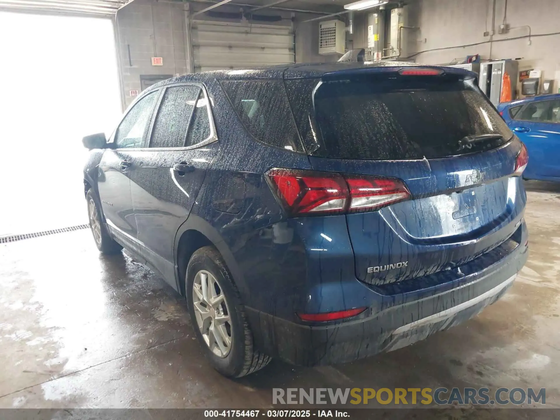 3 Photograph of a damaged car 2GNAXUEV3N6113863 CHEVROLET EQUINOX 2022