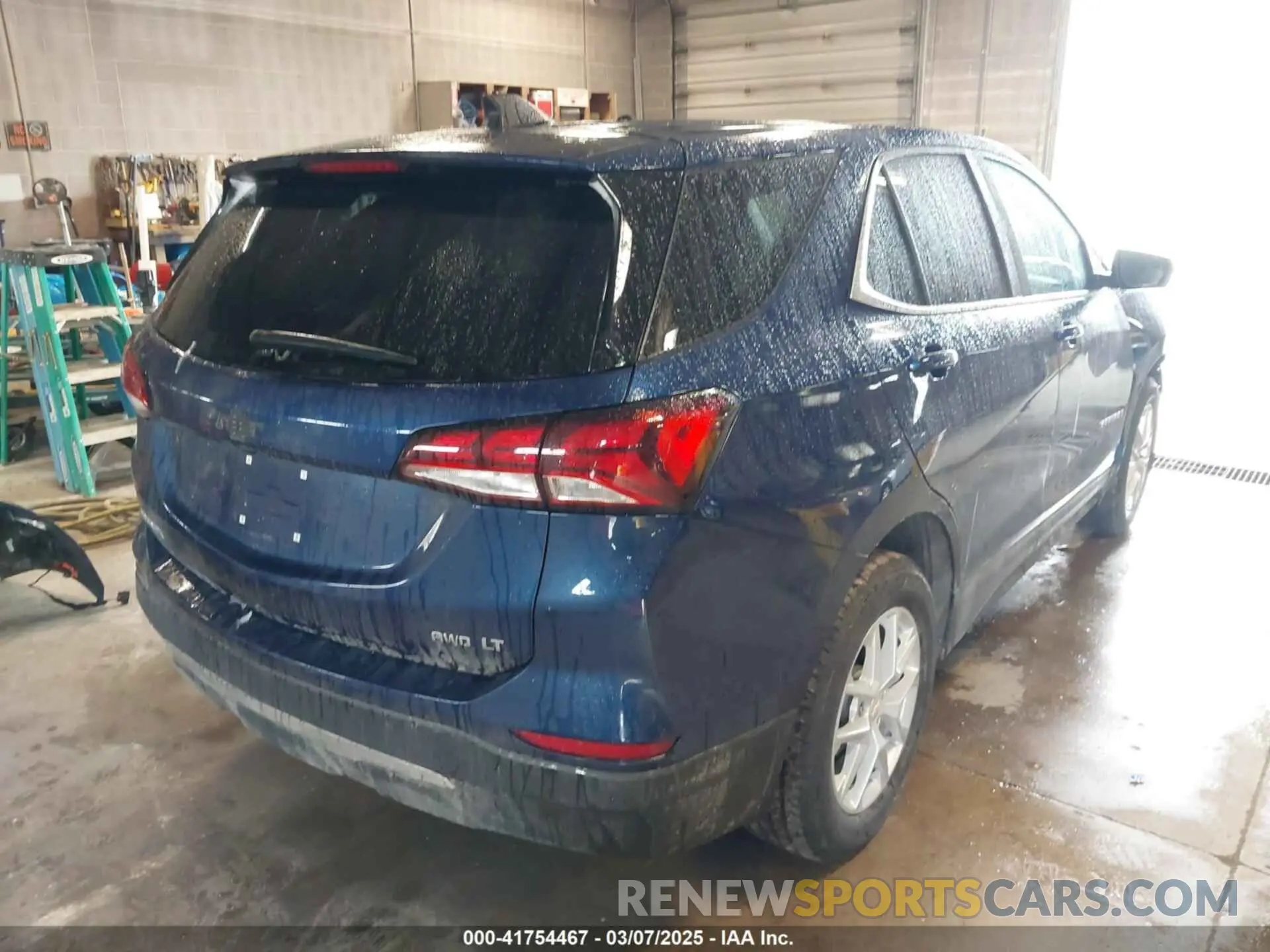 4 Photograph of a damaged car 2GNAXUEV3N6113863 CHEVROLET EQUINOX 2022