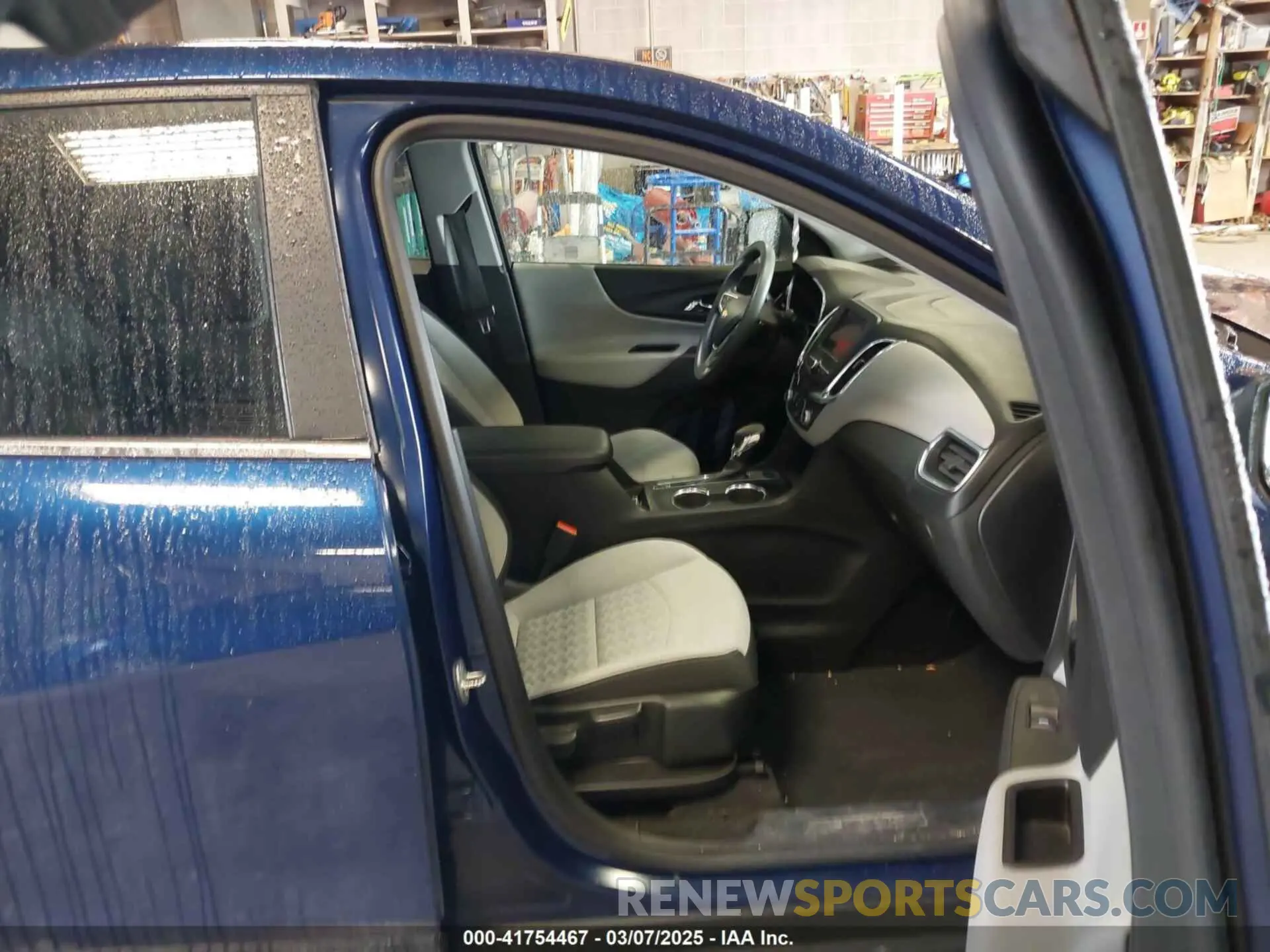 5 Photograph of a damaged car 2GNAXUEV3N6113863 CHEVROLET EQUINOX 2022