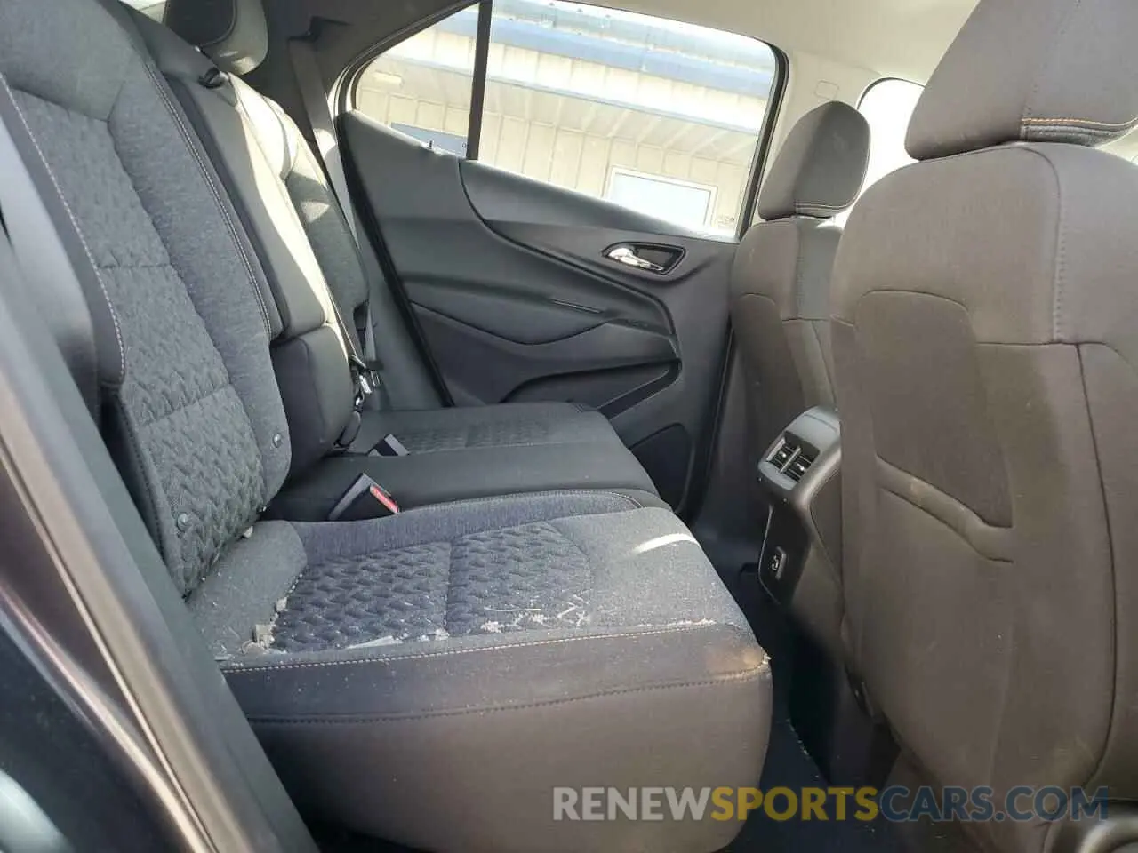 11 Photograph of a damaged car 2GNAXUEV3N6156213 CHEVROLET EQUINOX 2022