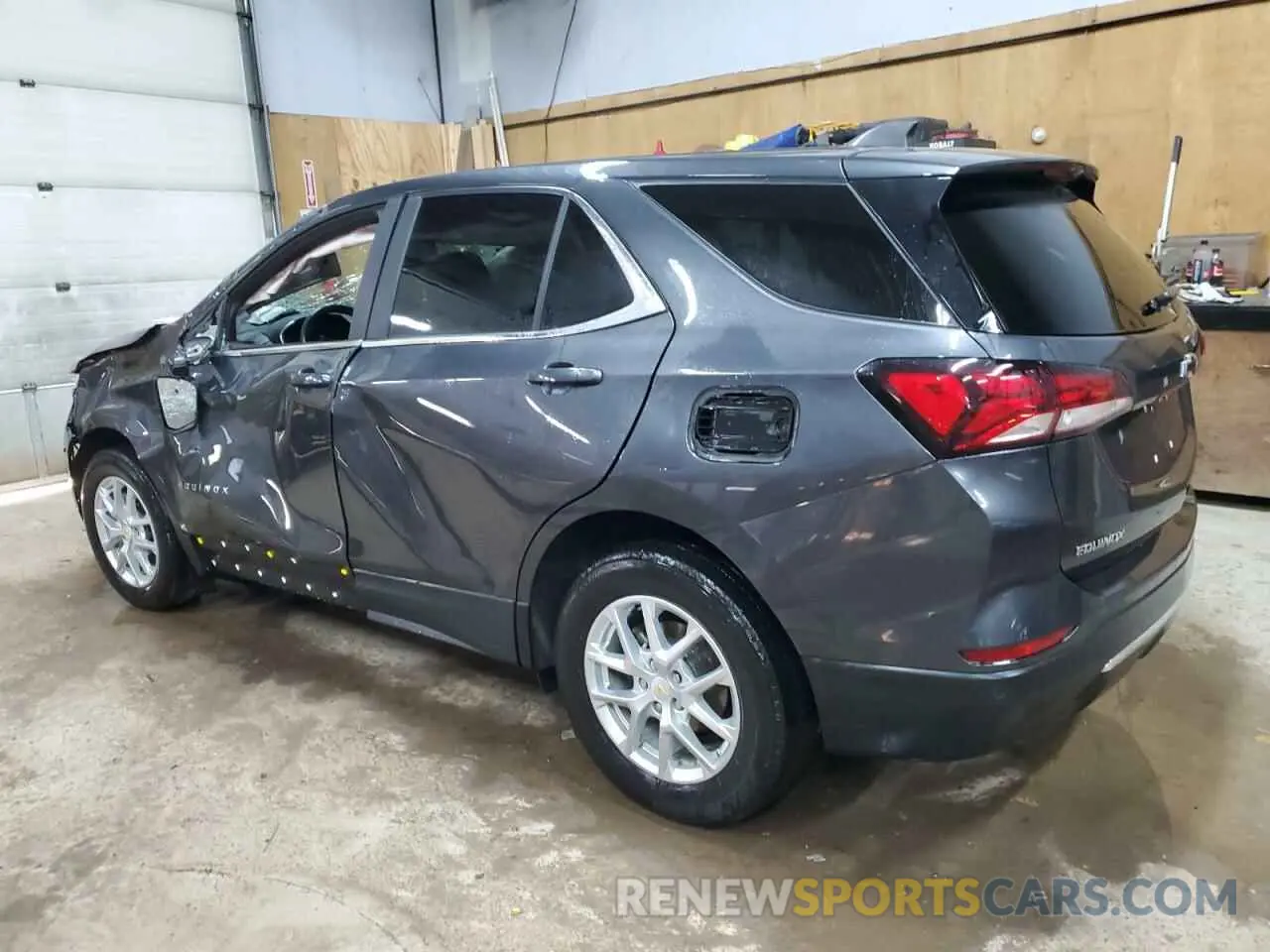 2 Photograph of a damaged car 2GNAXUEV4N6122040 CHEVROLET EQUINOX 2022