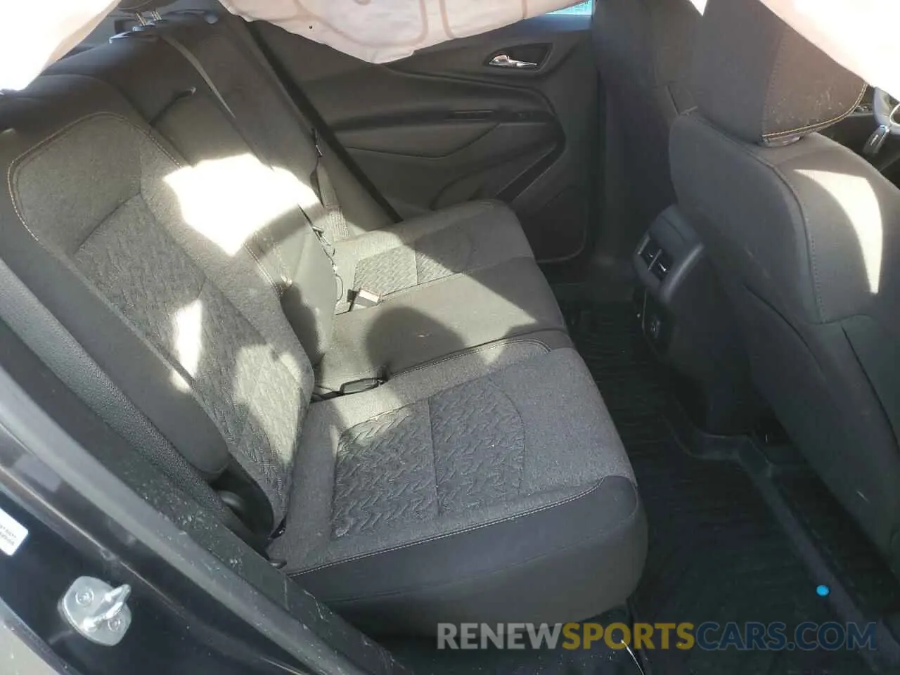 11 Photograph of a damaged car 2GNAXUEV4N6140117 CHEVROLET EQUINOX 2022