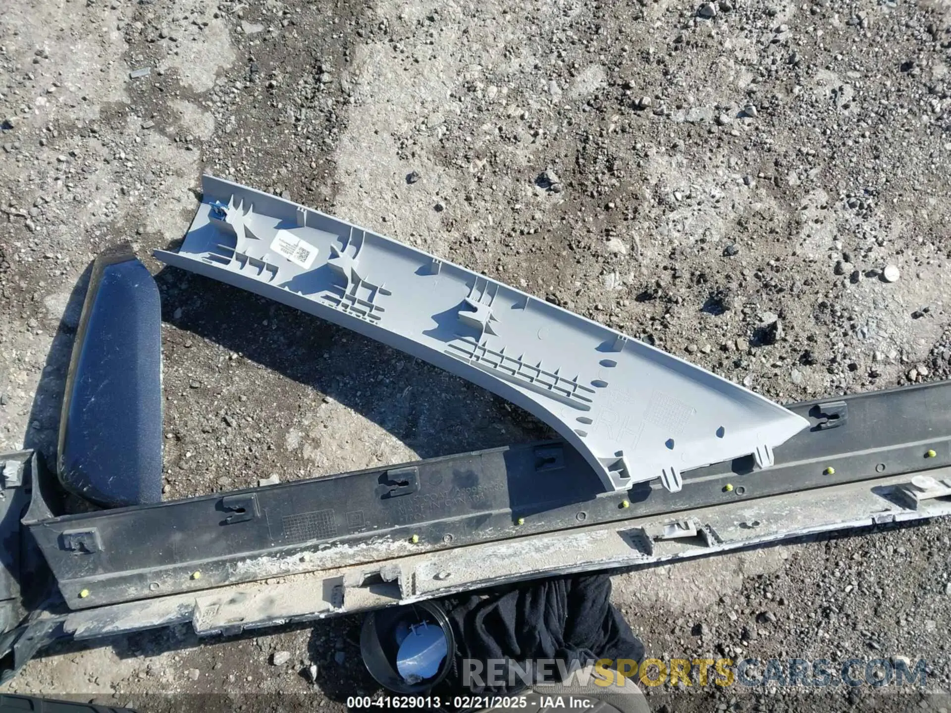 11 Photograph of a damaged car 2GNAXUEV5N6140000 CHEVROLET EQUINOX 2022
