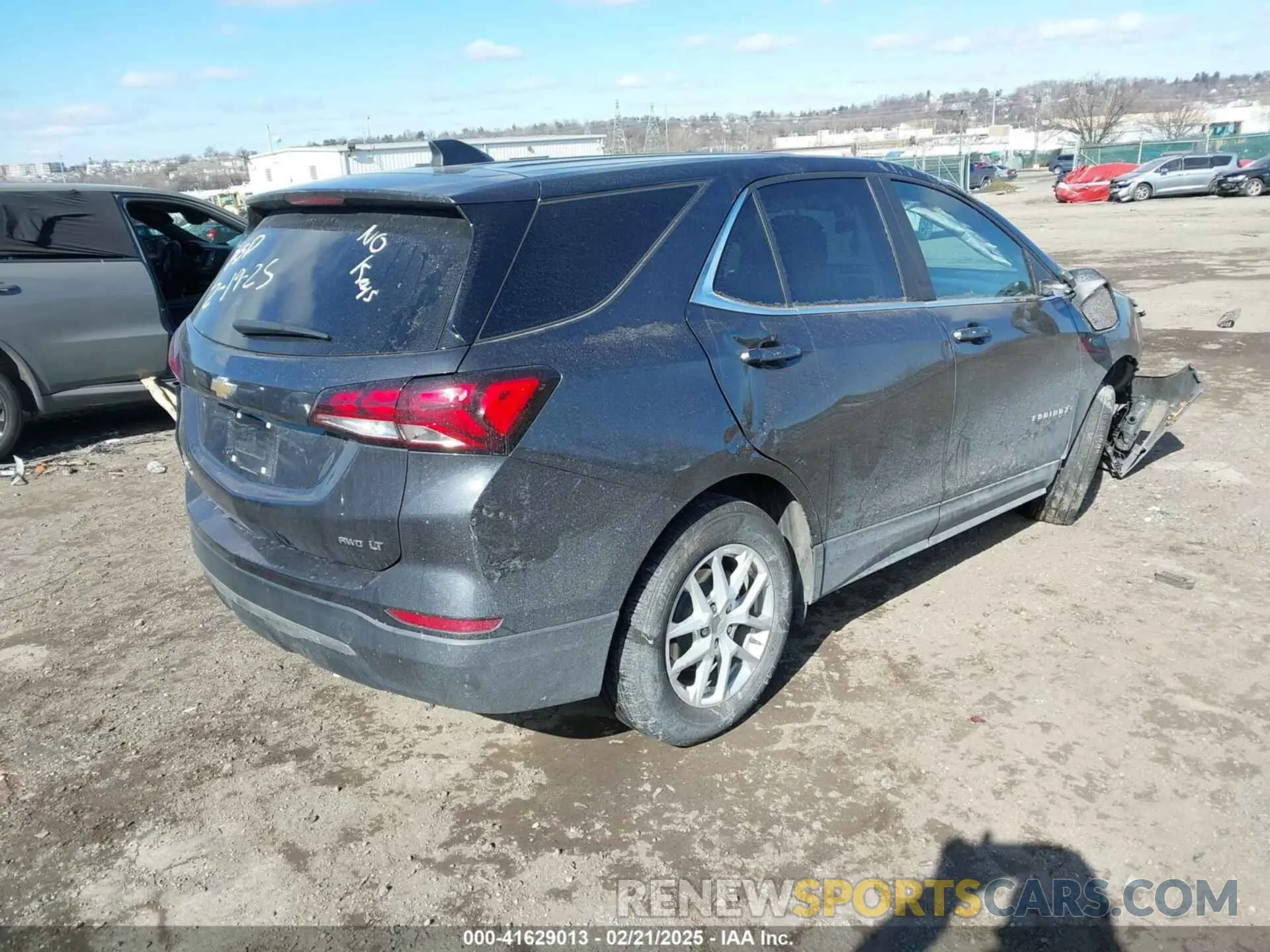4 Photograph of a damaged car 2GNAXUEV5N6140000 CHEVROLET EQUINOX 2022