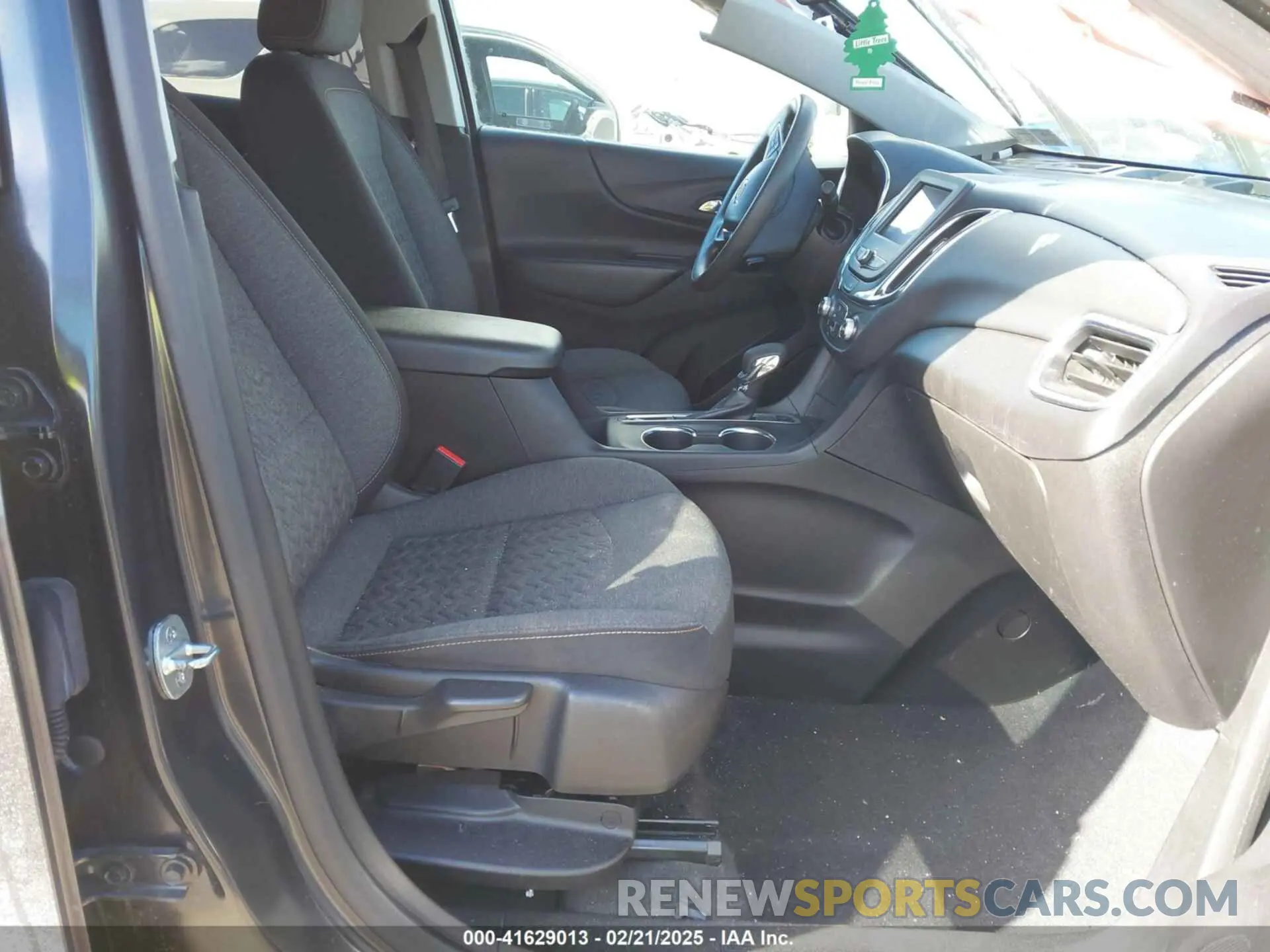 5 Photograph of a damaged car 2GNAXUEV5N6140000 CHEVROLET EQUINOX 2022