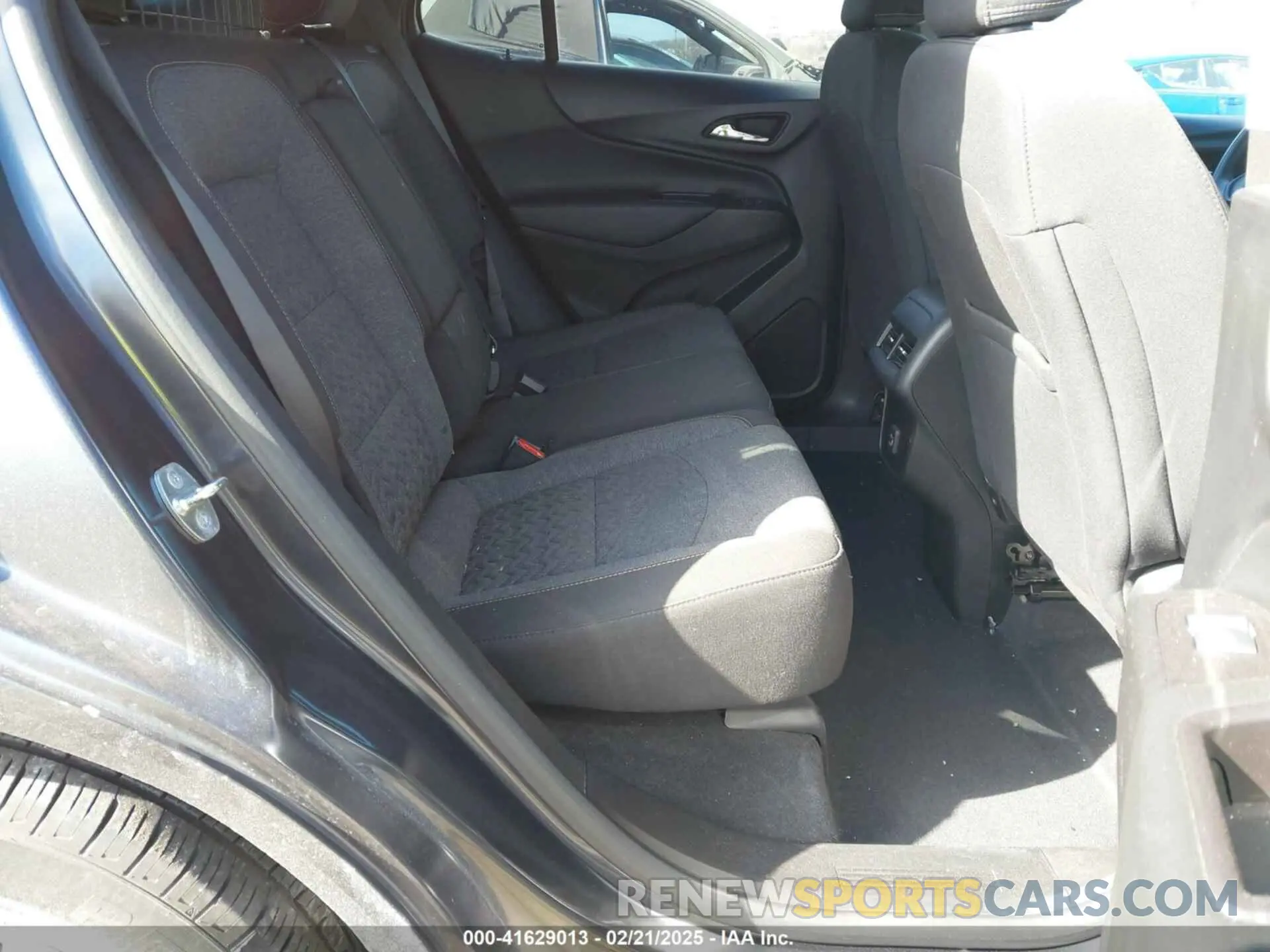 8 Photograph of a damaged car 2GNAXUEV5N6140000 CHEVROLET EQUINOX 2022