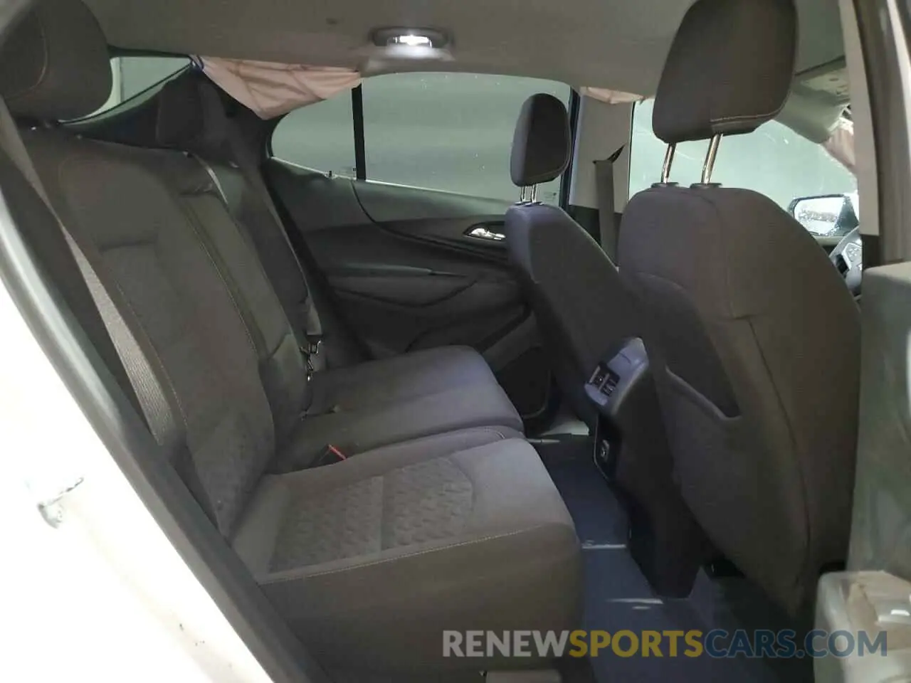 11 Photograph of a damaged car 2GNAXUEV6N6119561 CHEVROLET EQUINOX 2022
