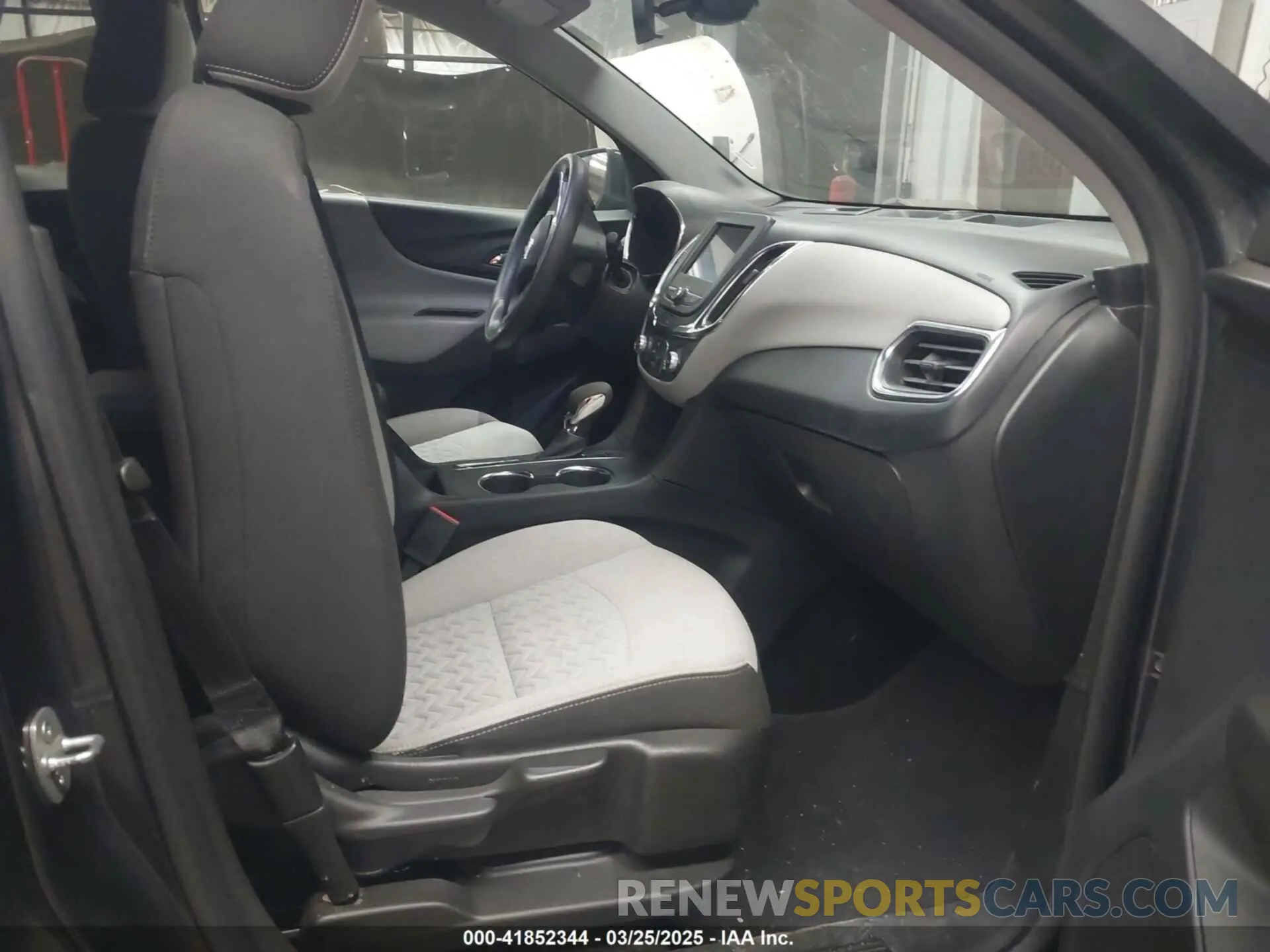 5 Photograph of a damaged car 2GNAXUEV6N6144962 CHEVROLET EQUINOX 2022