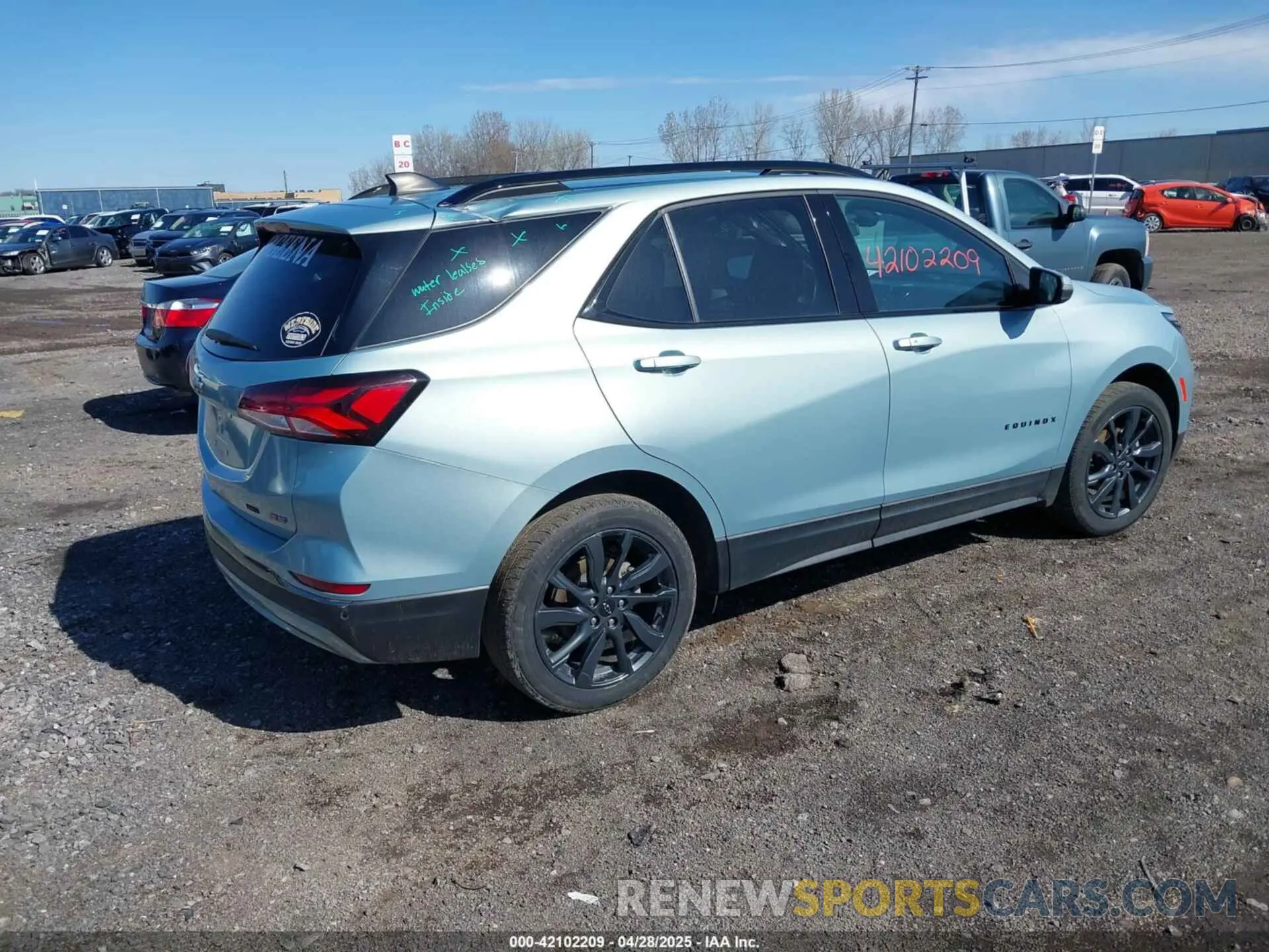 4 Photograph of a damaged car 2GNAXWEV0N6129532 CHEVROLET EQUINOX 2022