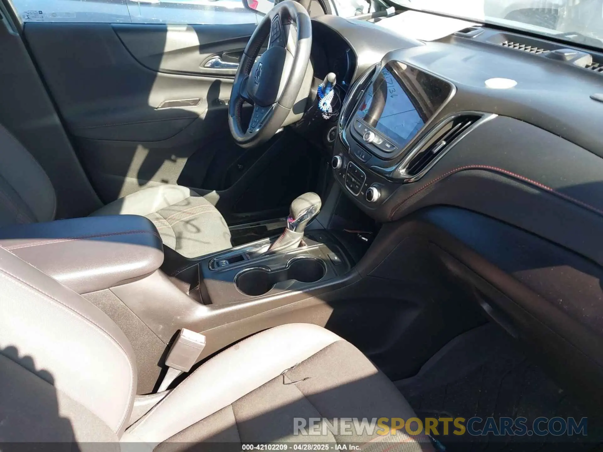 5 Photograph of a damaged car 2GNAXWEV0N6129532 CHEVROLET EQUINOX 2022