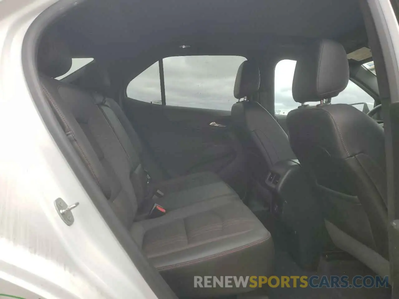 10 Photograph of a damaged car 2GNAXWEV3N6136782 CHEVROLET EQUINOX 2022