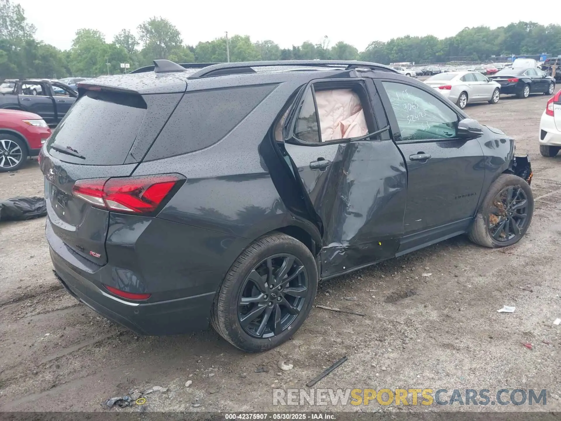 4 Photograph of a damaged car 2GNAXWEV4N6105282 CHEVROLET EQUINOX 2022