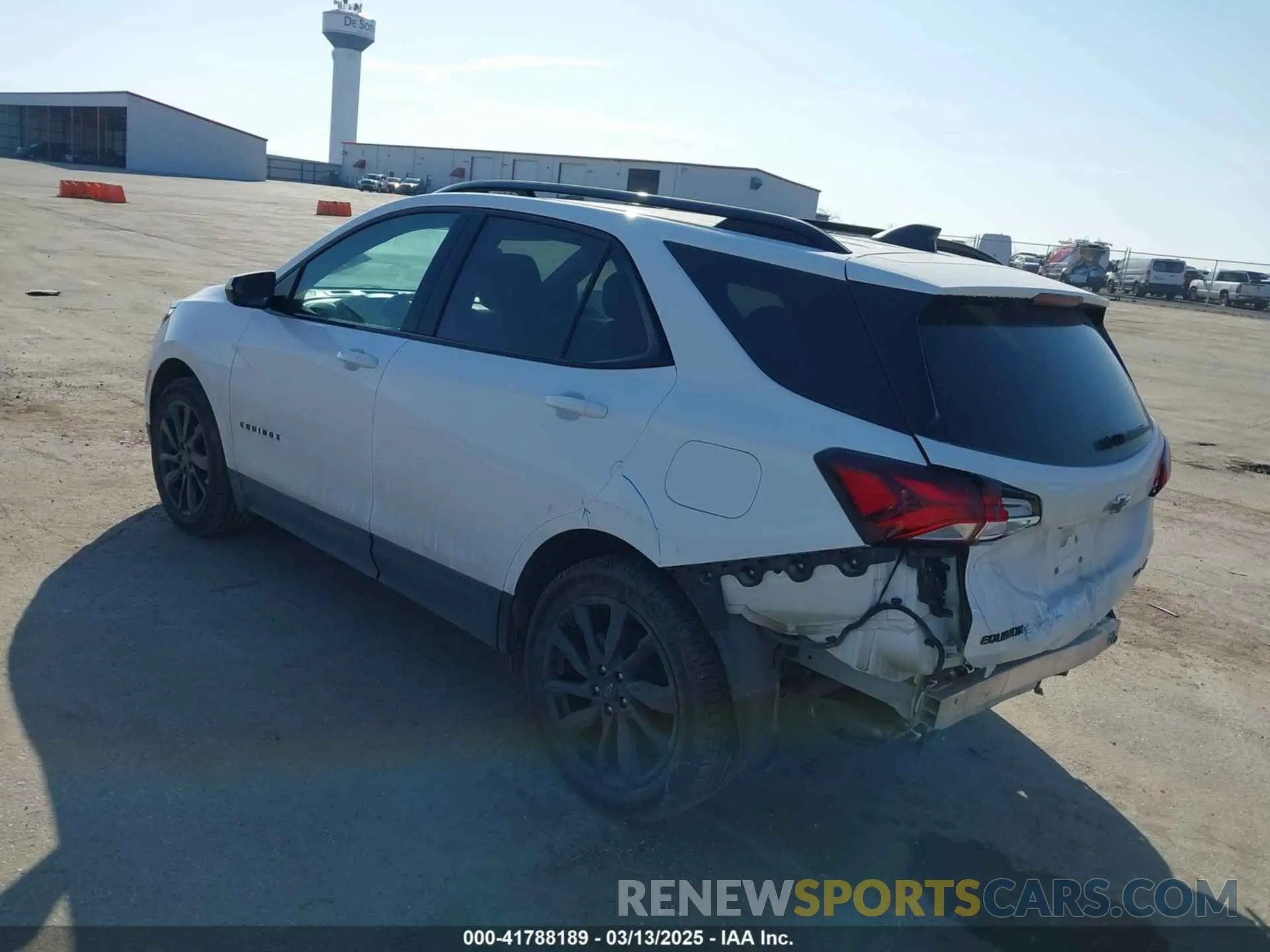 18 Photograph of a damaged car 2GNAXWEV9N6120490 CHEVROLET EQUINOX 2022