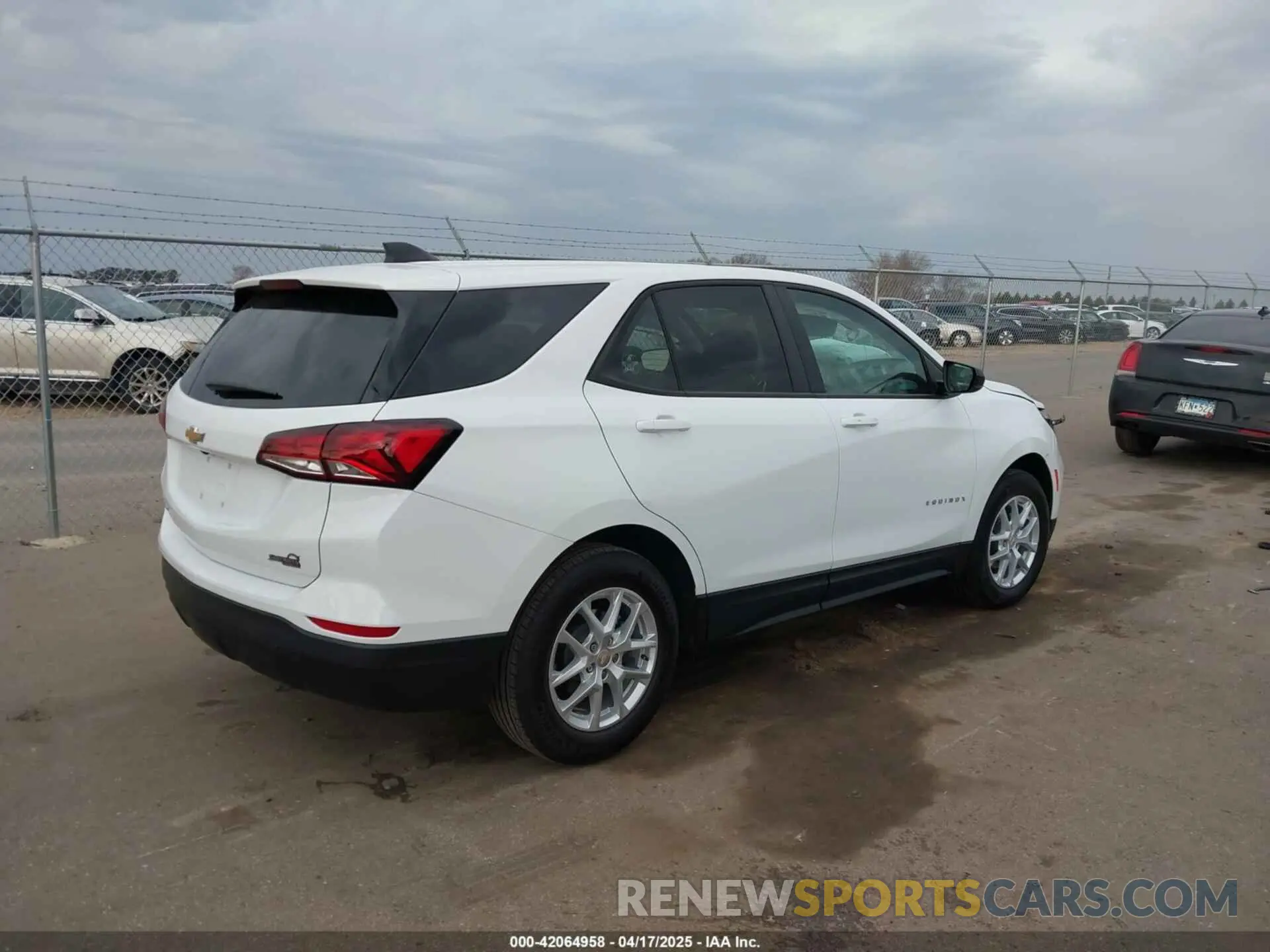 4 Photograph of a damaged car 3GNAXHEV1NS245240 CHEVROLET EQUINOX 2022