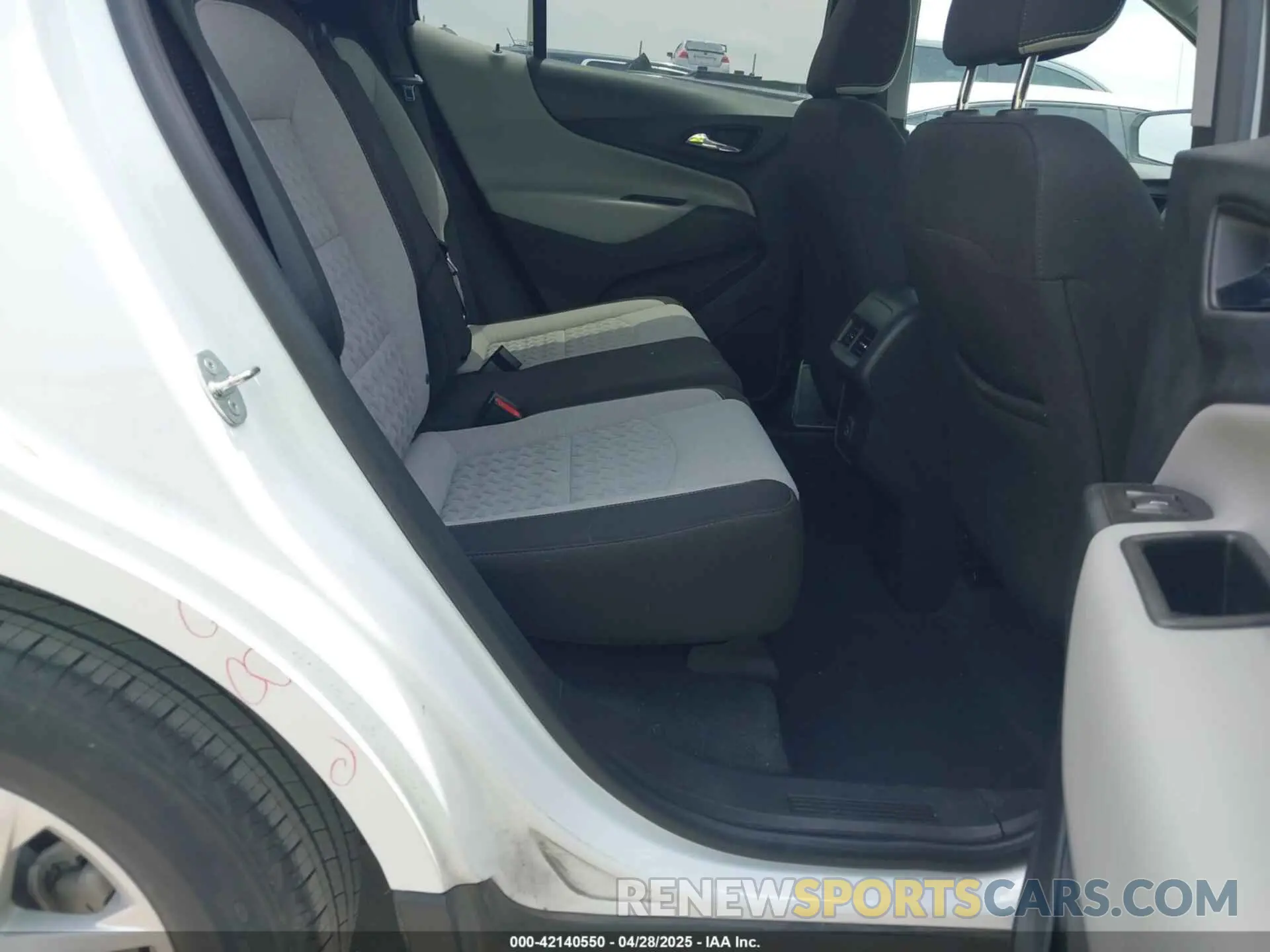 8 Photograph of a damaged car 3GNAXHEV3NS222736 CHEVROLET EQUINOX 2022