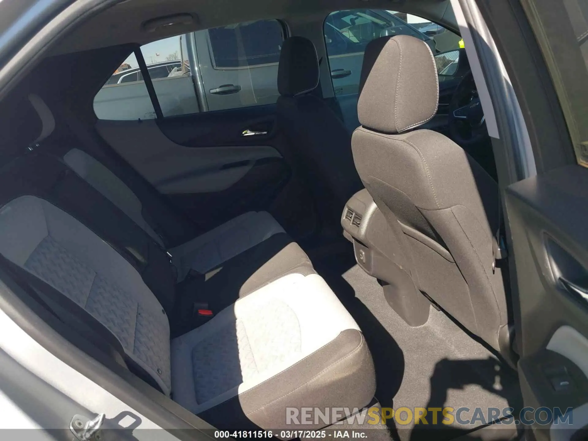8 Photograph of a damaged car 3GNAXHEV4NS191691 CHEVROLET EQUINOX 2022