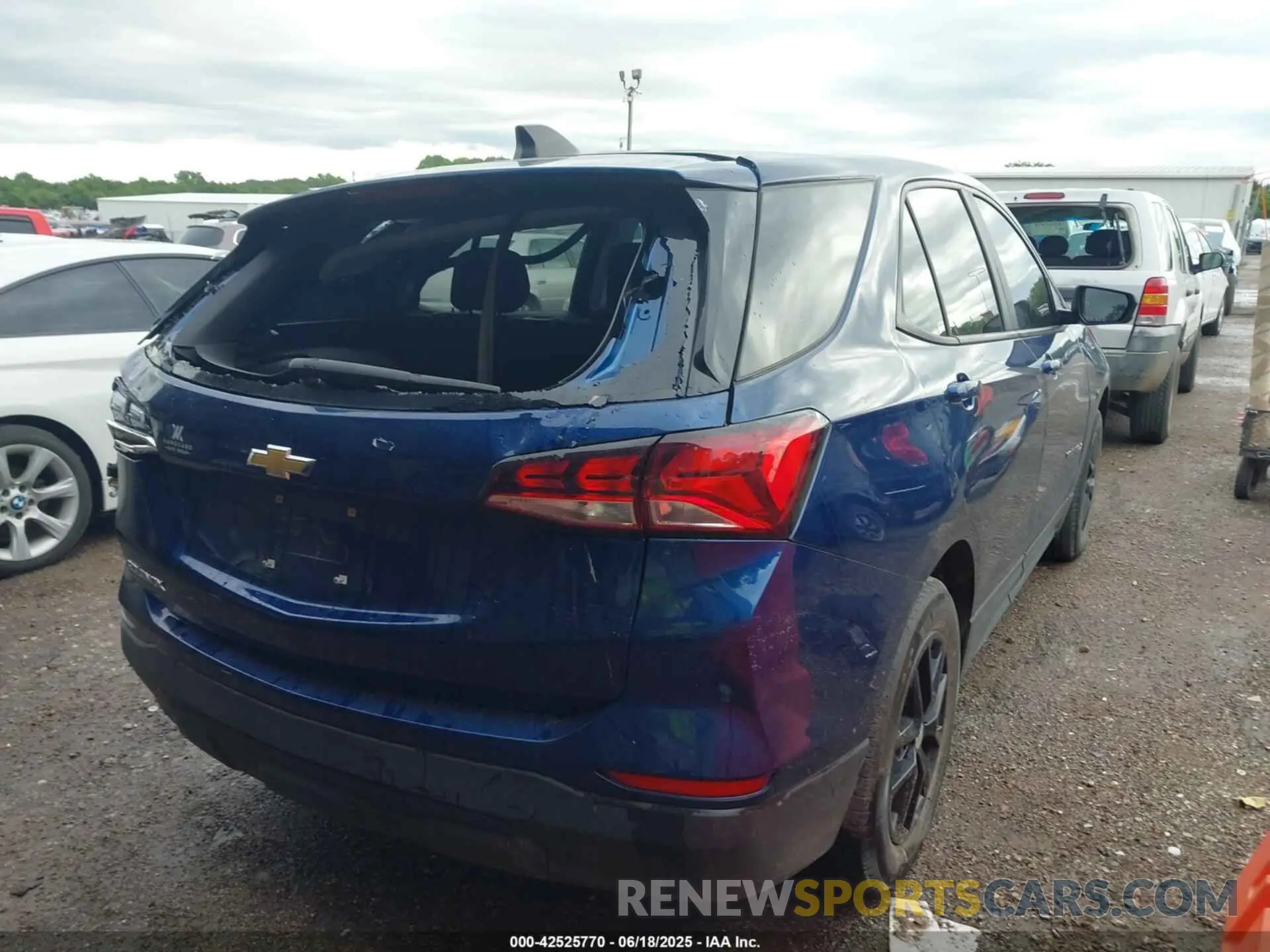 4 Photograph of a damaged car 3GNAXHEV4NS207341 CHEVROLET EQUINOX 2022