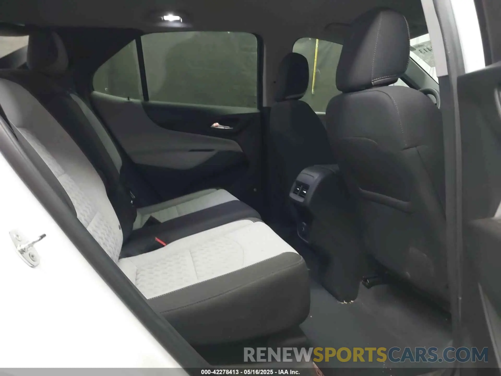 8 Photograph of a damaged car 3GNAXHEV7NS157437 CHEVROLET EQUINOX 2022
