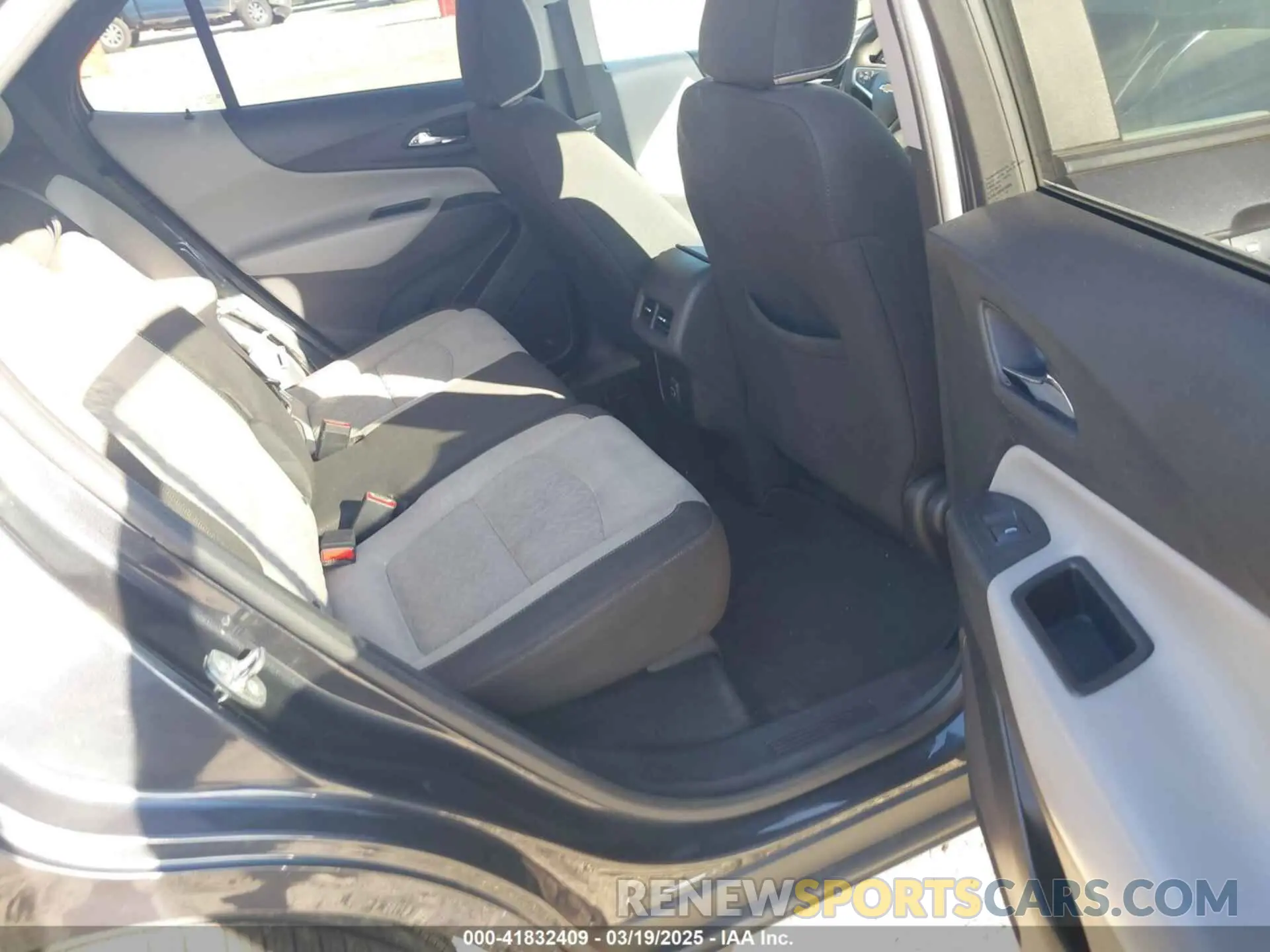 8 Photograph of a damaged car 3GNAXHEV7NS174173 CHEVROLET EQUINOX 2022