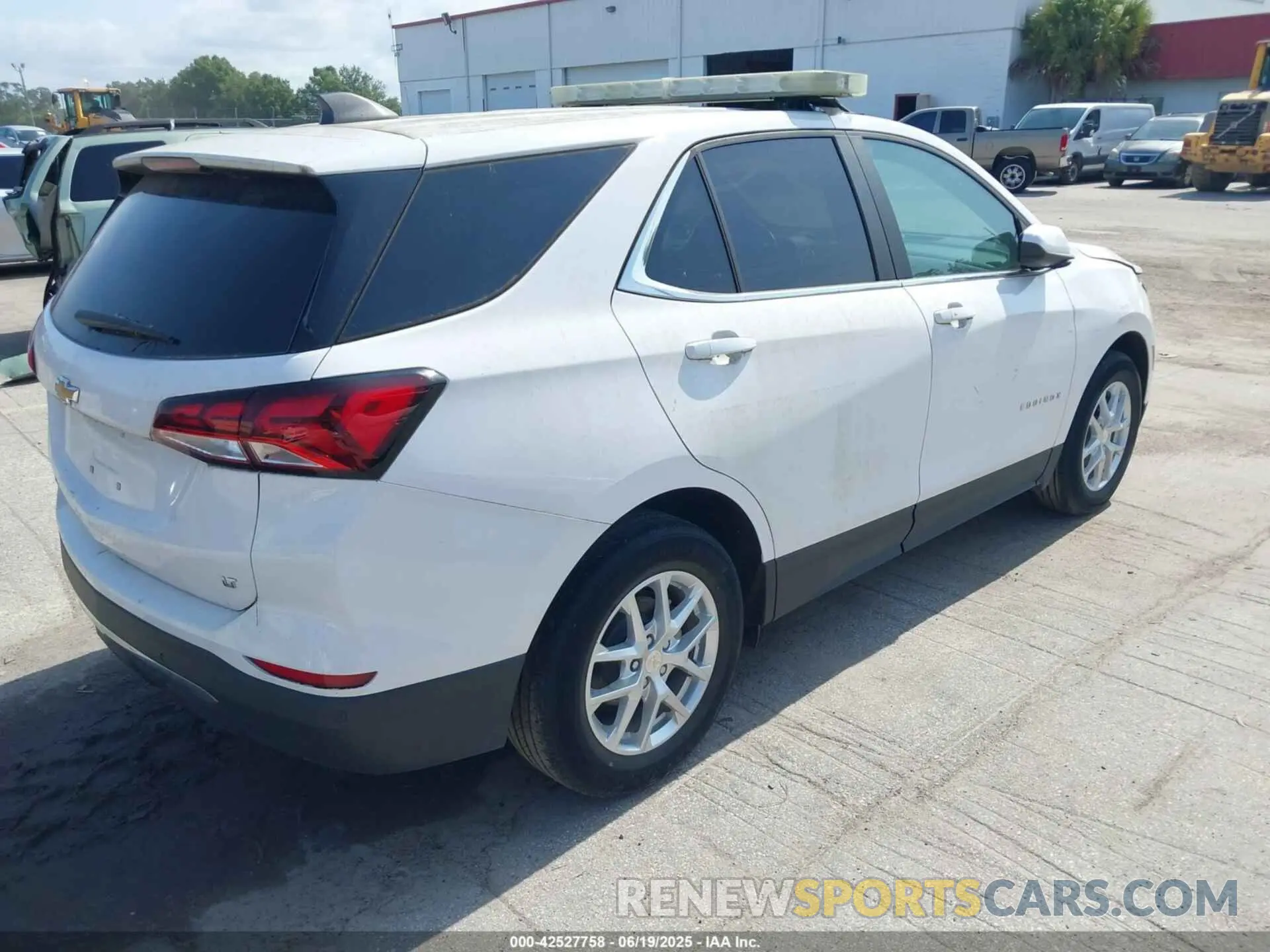 4 Photograph of a damaged car 3GNAXJEV4NL133078 CHEVROLET EQUINOX 2022