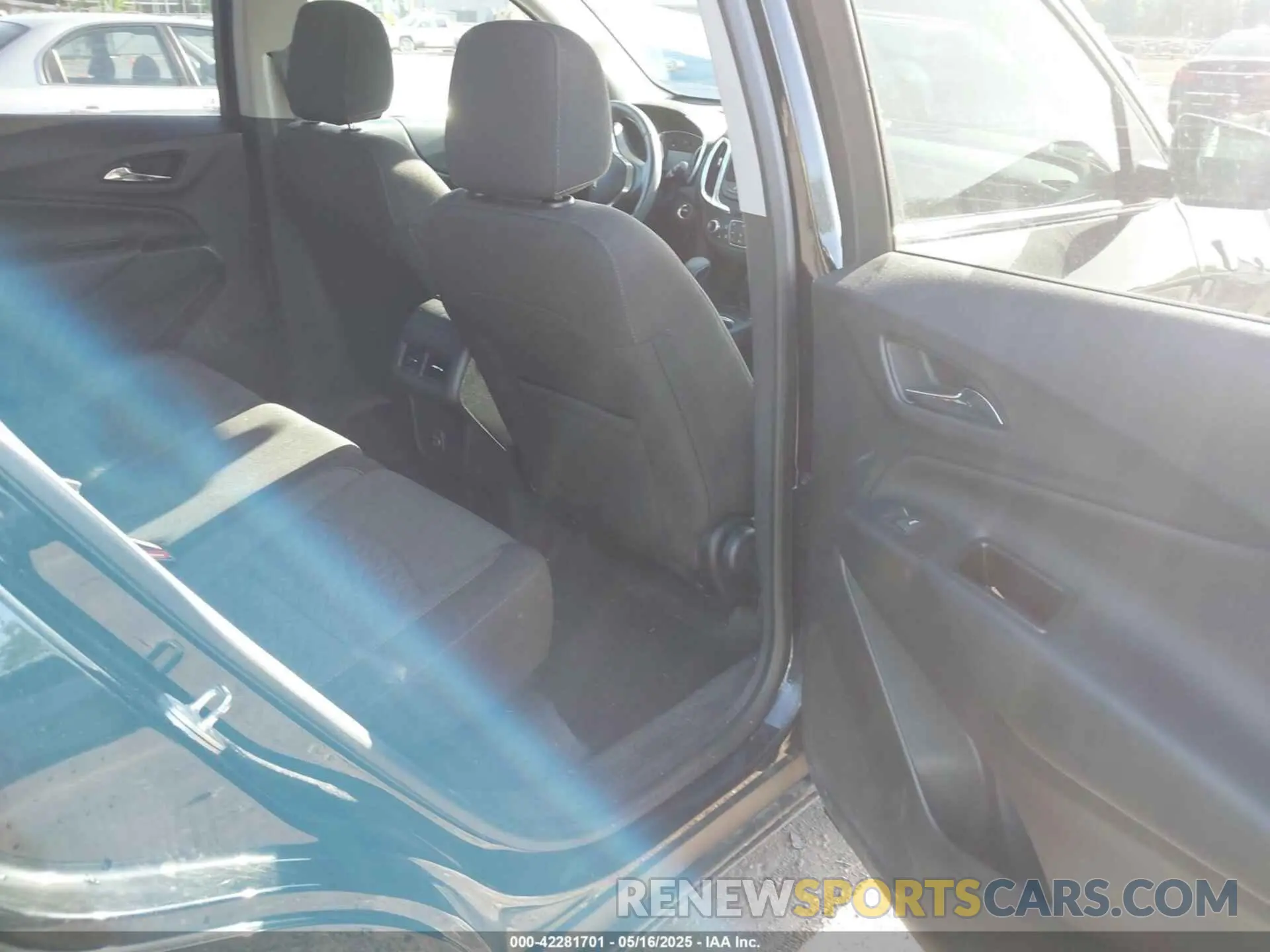 8 Photograph of a damaged car 3GNAXKEV0NL166990 CHEVROLET EQUINOX 2022