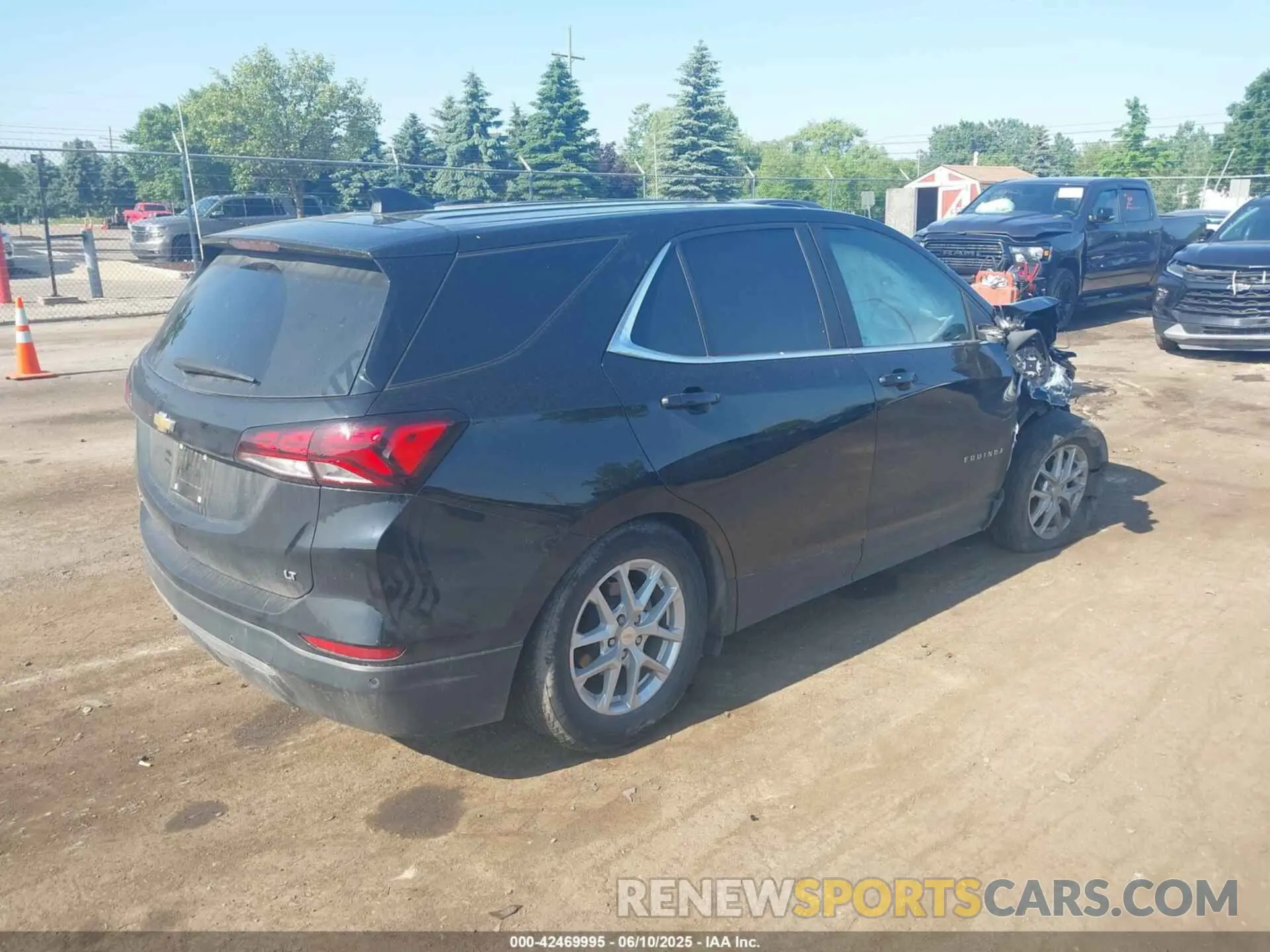 4 Photograph of a damaged car 3GNAXKEV0NL170053 CHEVROLET EQUINOX 2022
