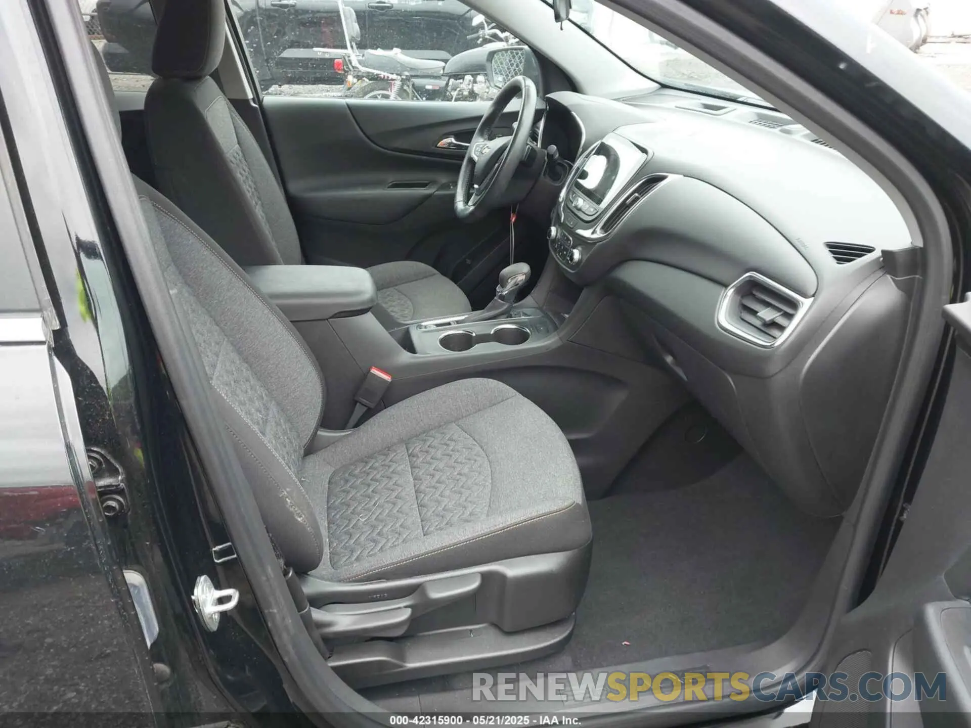 5 Photograph of a damaged car 3GNAXKEV1NL237663 CHEVROLET EQUINOX 2022