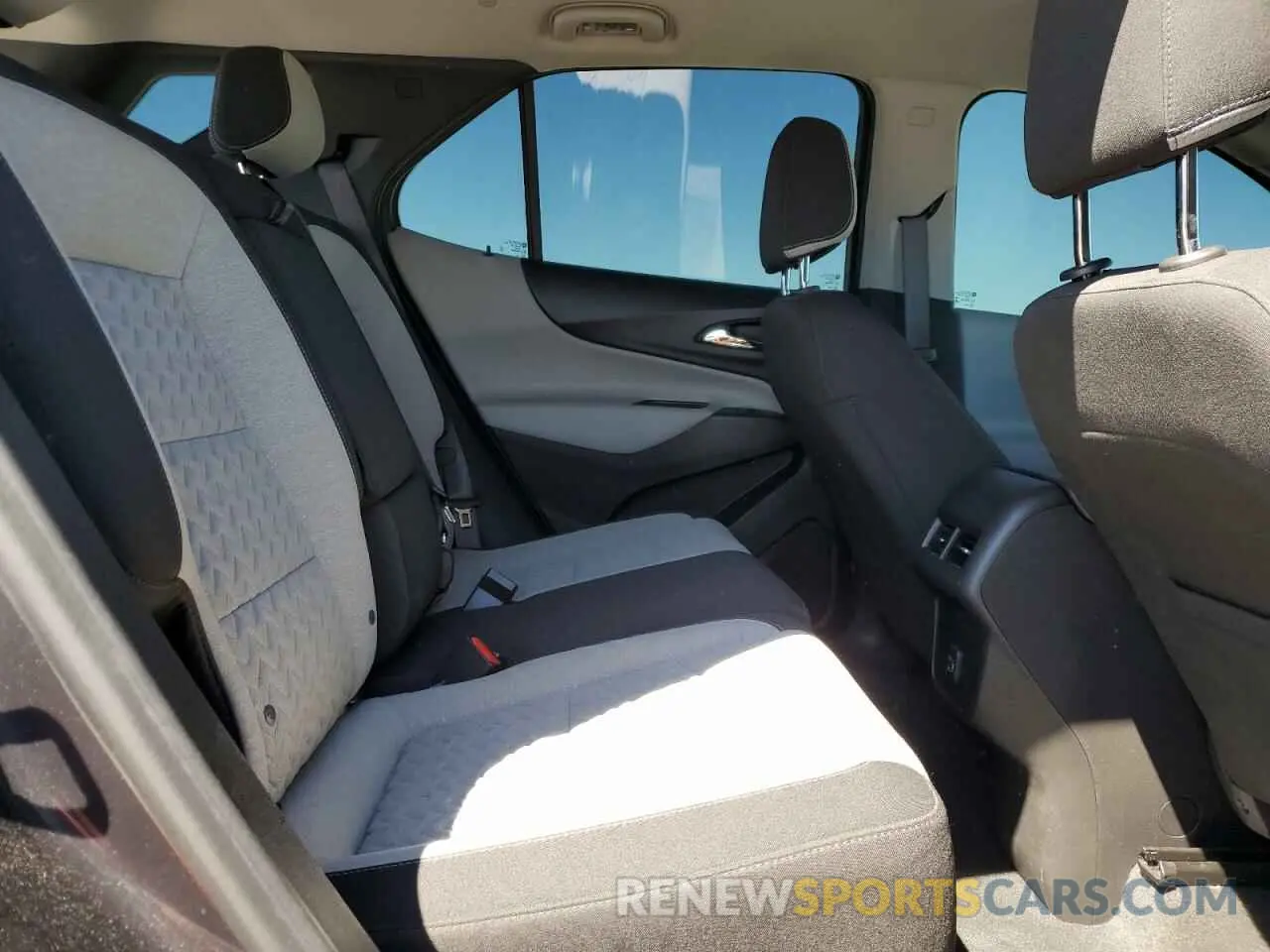 11 Photograph of a damaged car 3GNAXKEV8NS231042 CHEVROLET EQUINOX 2022