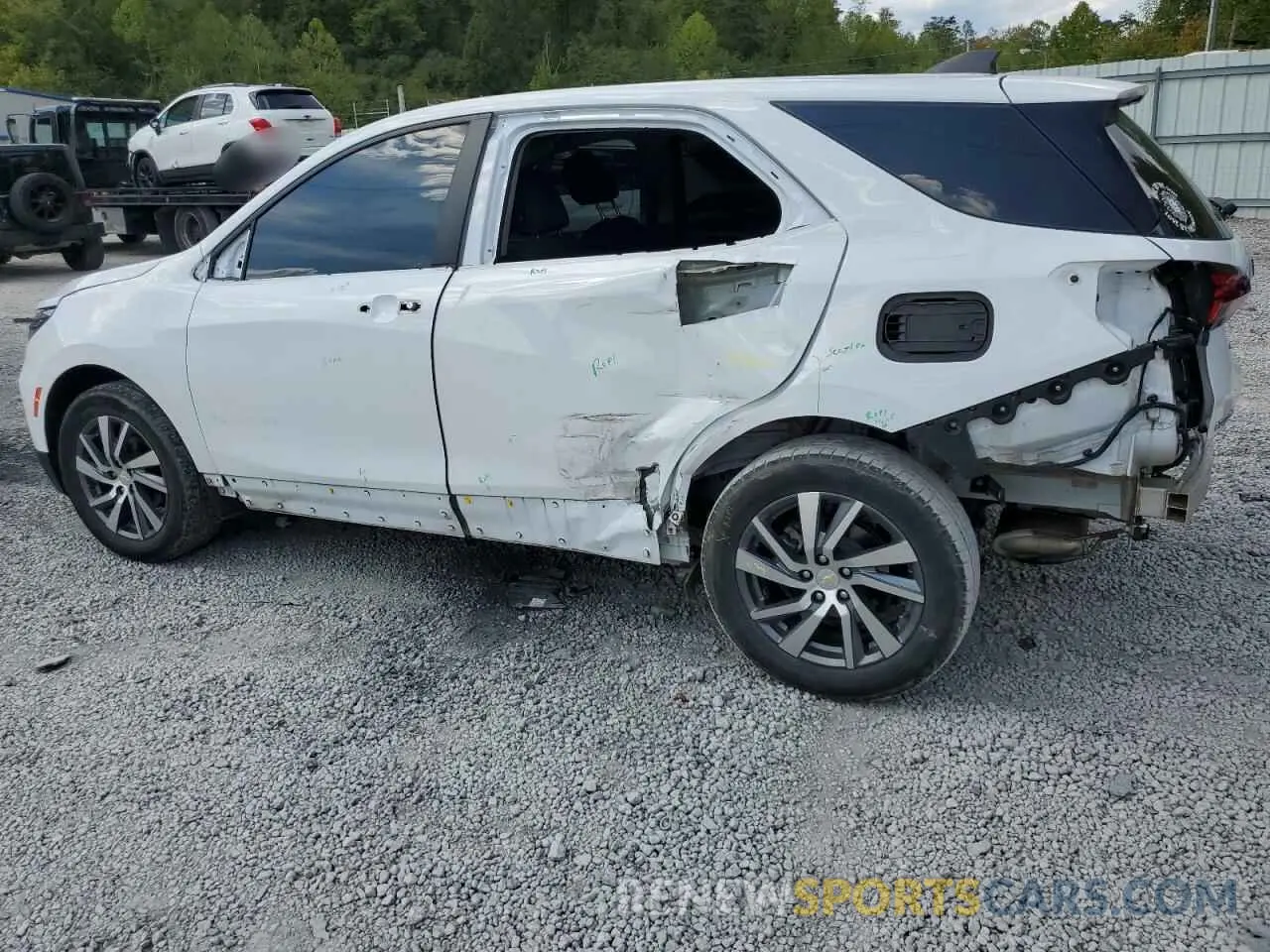 2 Photograph of a damaged car 3GNAXUEV0NL161588 CHEVROLET EQUINOX 2022