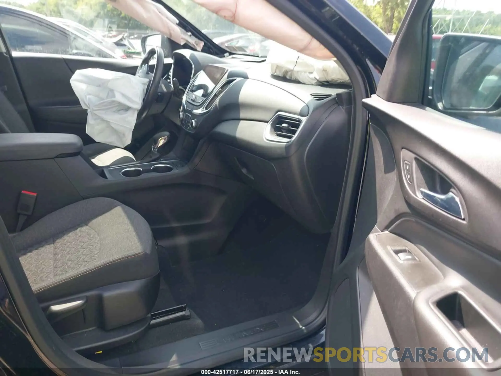 5 Photograph of a damaged car 3GNAXUEV1NL140989 CHEVROLET EQUINOX 2022