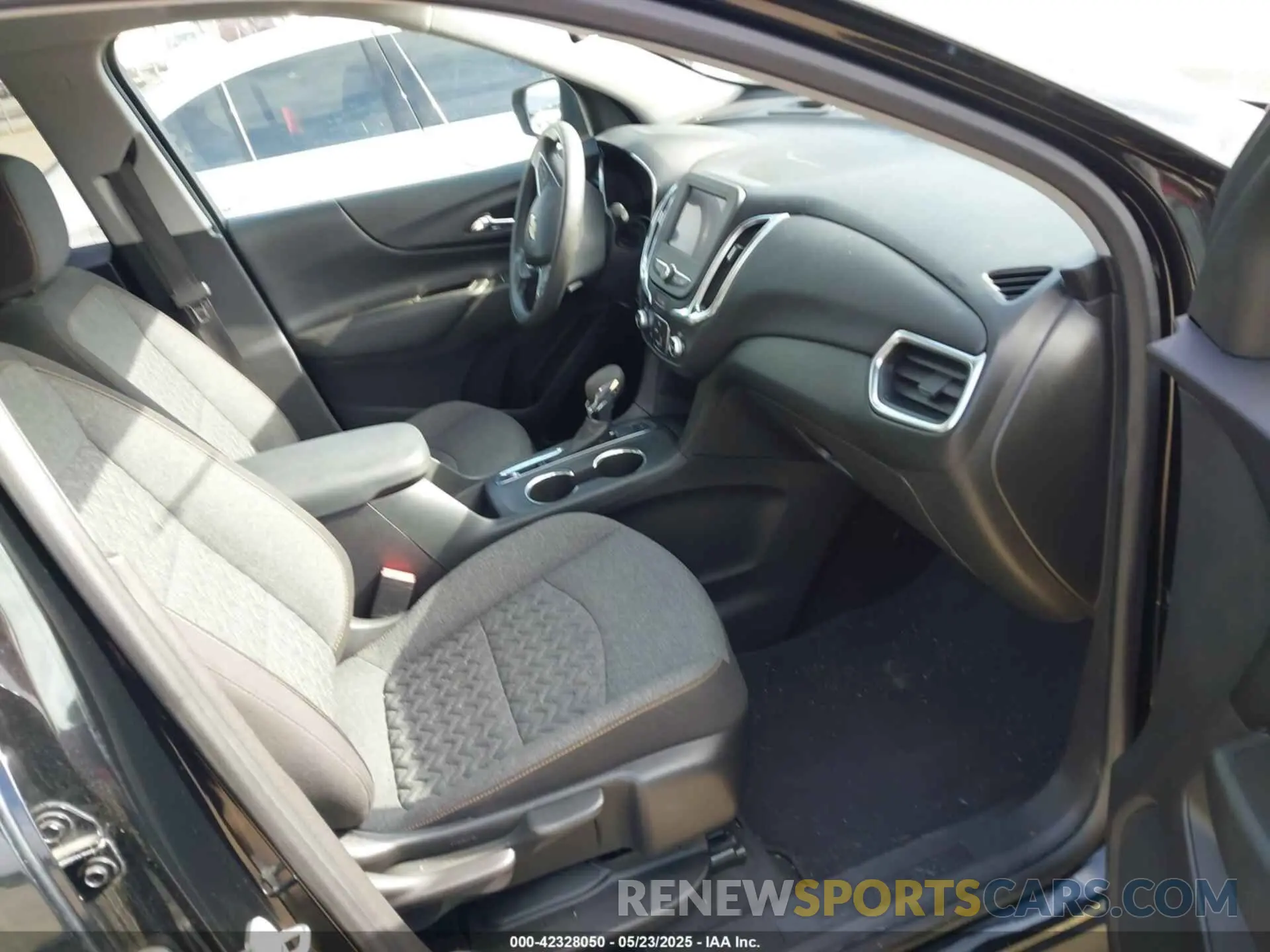 5 Photograph of a damaged car 3GNAXUEV2NL241488 CHEVROLET EQUINOX 2022