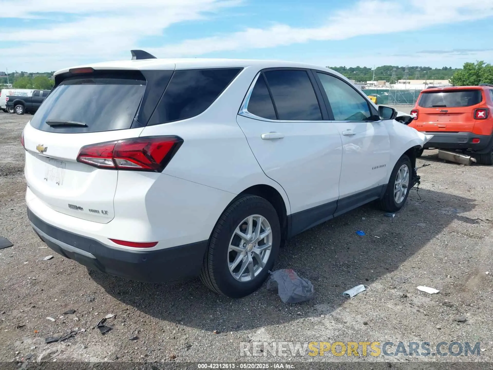 4 Photograph of a damaged car 3GNAXUEV5NL222580 CHEVROLET EQUINOX 2022