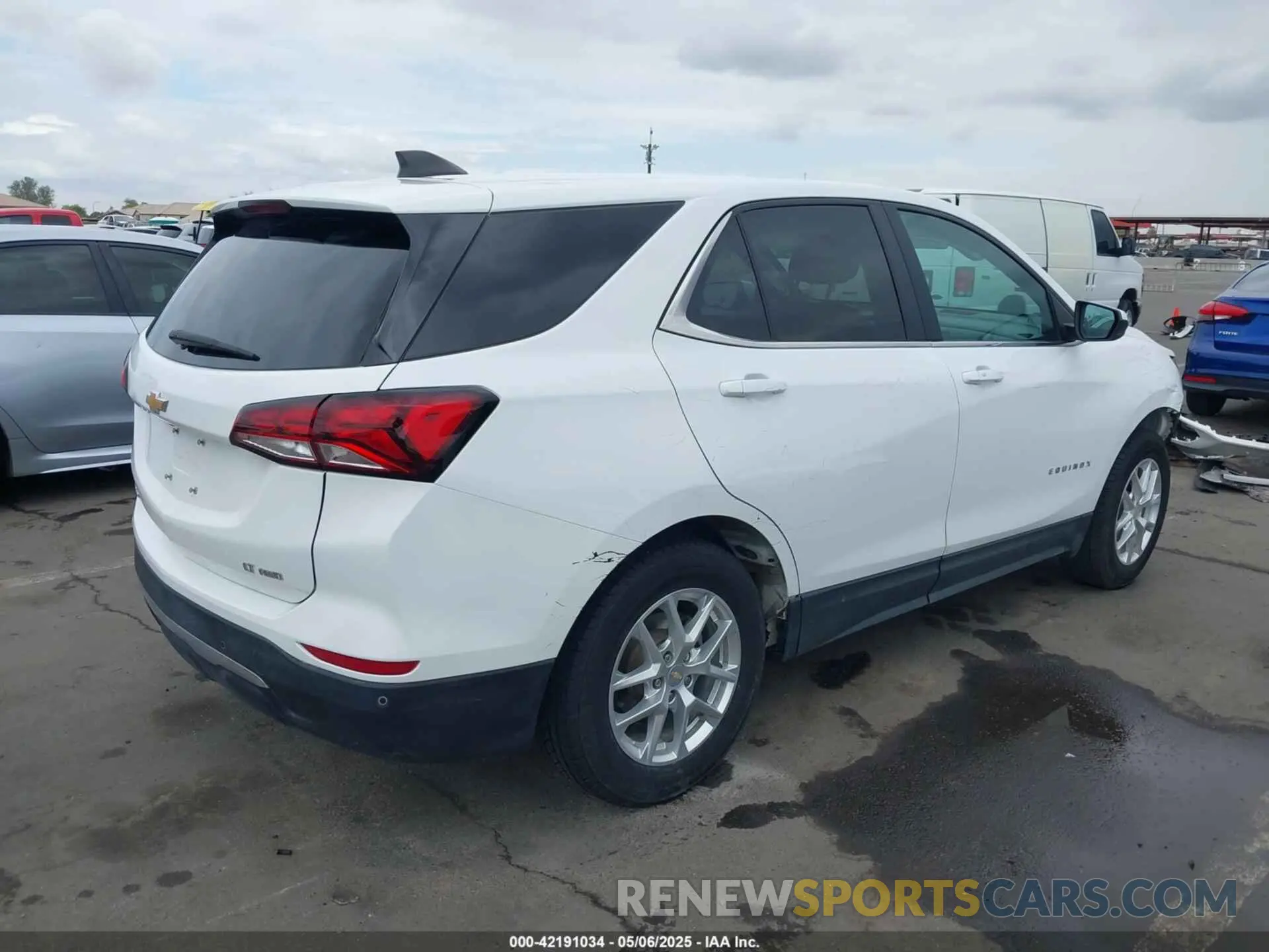 4 Photograph of a damaged car 3GNAXUEV5NL306236 CHEVROLET EQUINOX 2022